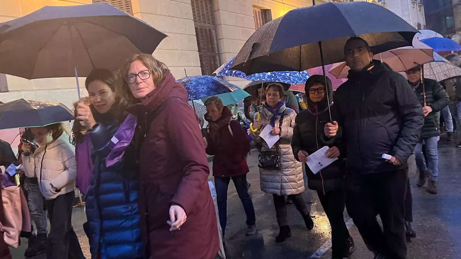 Manifestación que ha recorrido las calles de Huesca en el 8M. Foto Mercedes Manterola
