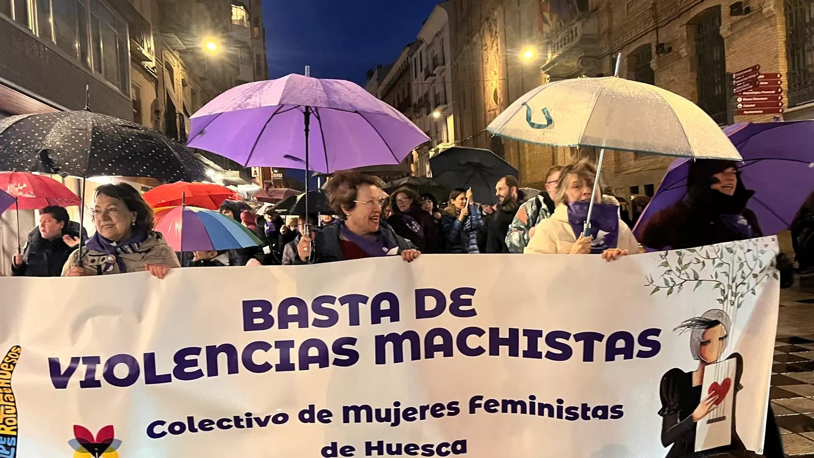 Manifestación que ha recorrido las calles de Huesca en el 8M. Foto Mercedes Manterola