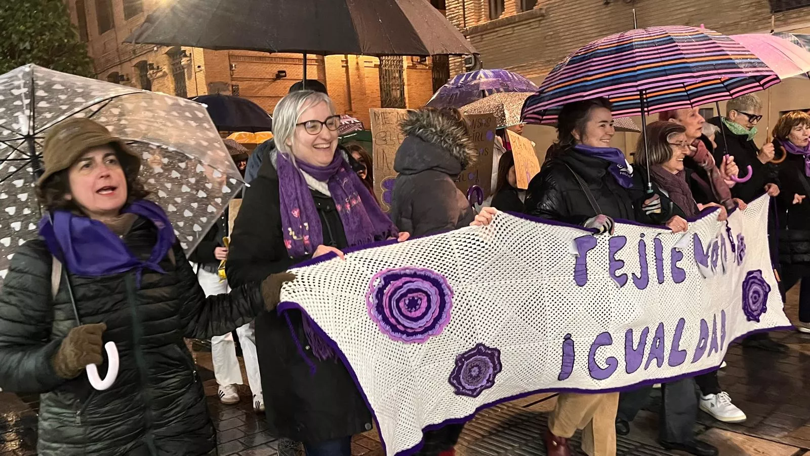 Manifestación que ha recorrido las calles de Huesca en el 8M. Foto Mercedes Manterola