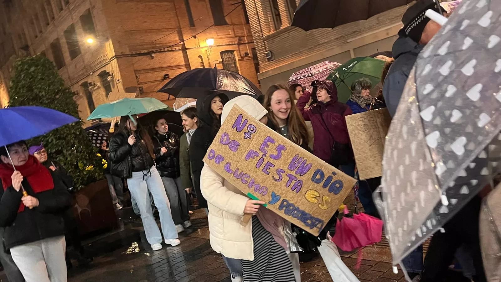 Manifestación que ha recorrido las calles de Huesca en el 8M. Foto Mercedes Manterola