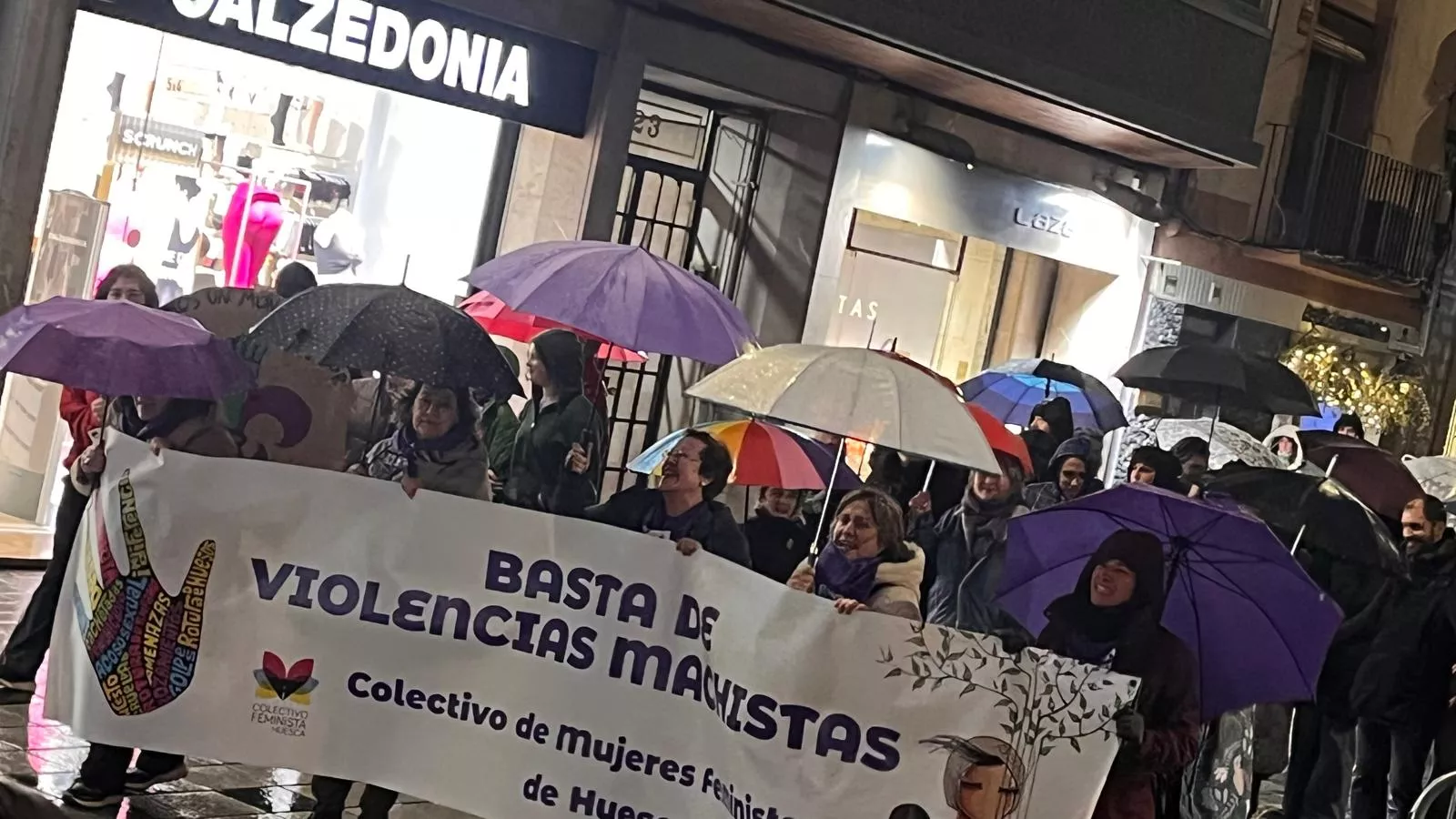 Manifestación que ha recorrido las calles de Huesca en el 8M. Foto Mercedes Manterola