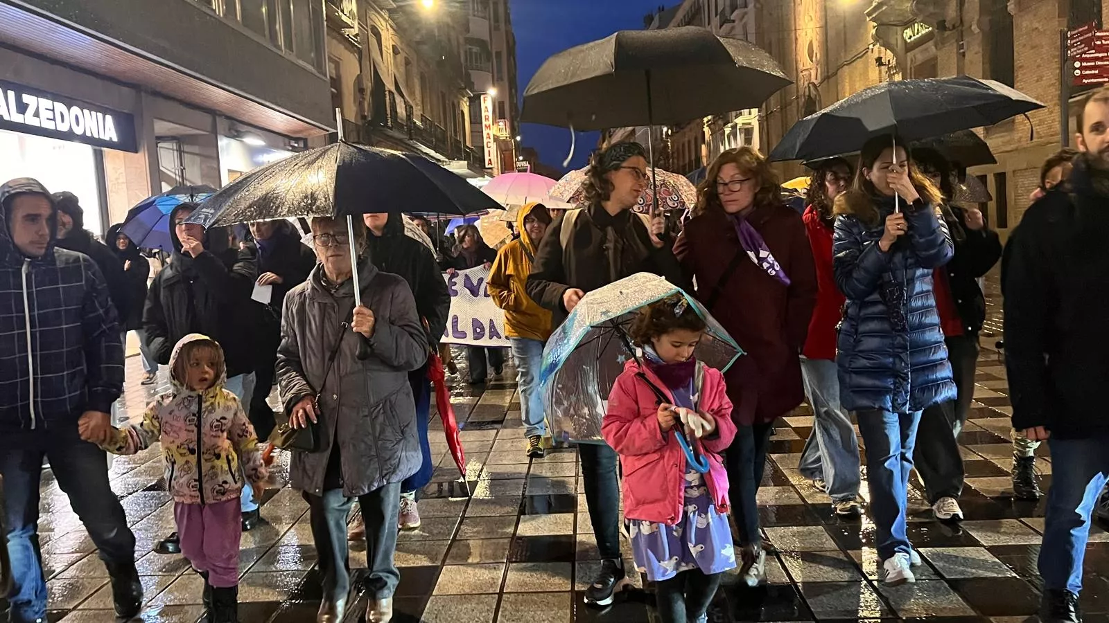 Manifestación que ha recorrido las calles de Huesca en el 8M. Foto Mercedes Manterola