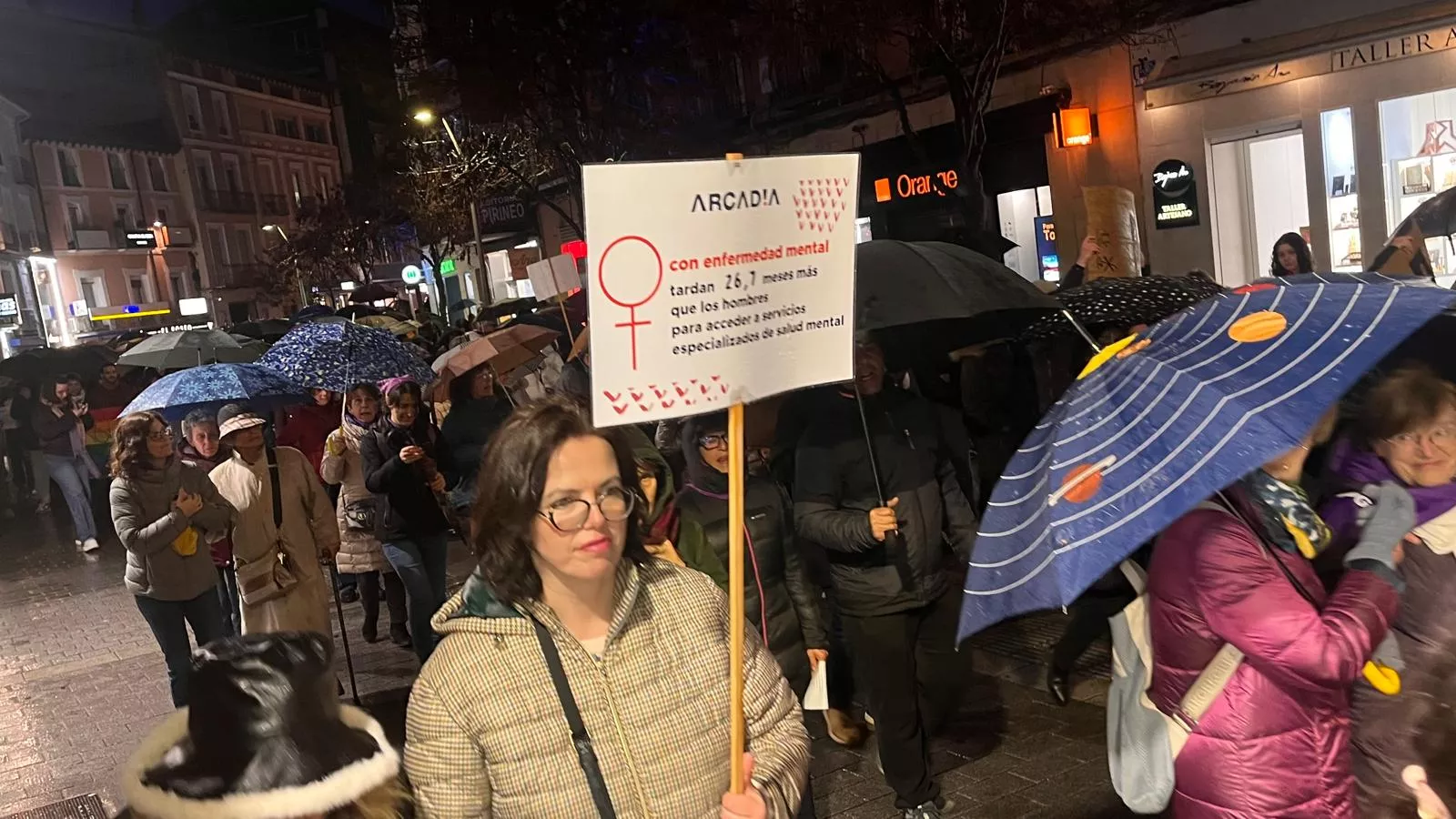 Manifestación que ha recorrido las calles de Huesca en el 8M. Foto Mercedes Manterola