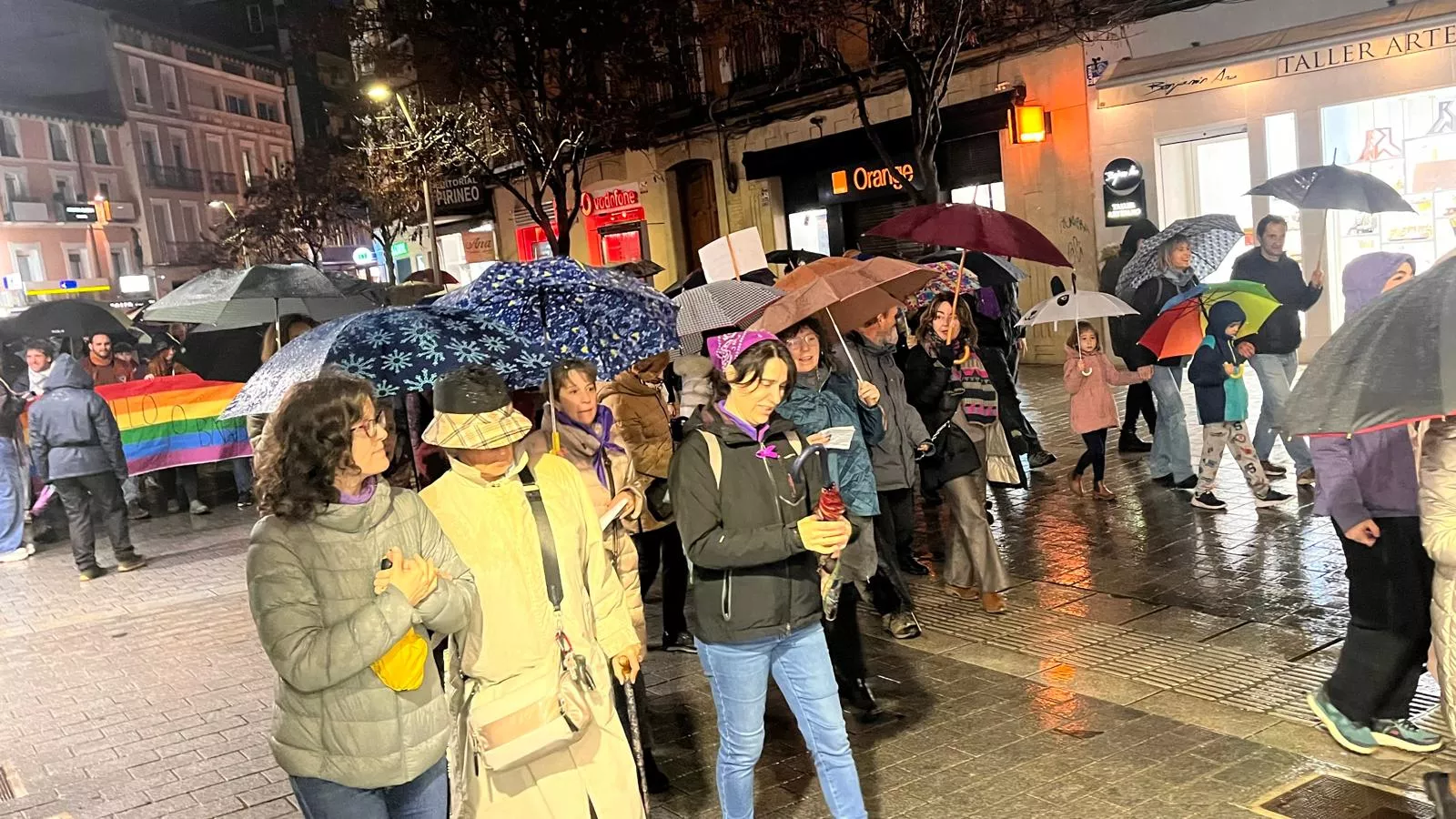 Manifestación que ha recorrido las calles de Huesca en el 8M. Foto Mercedes Manterola