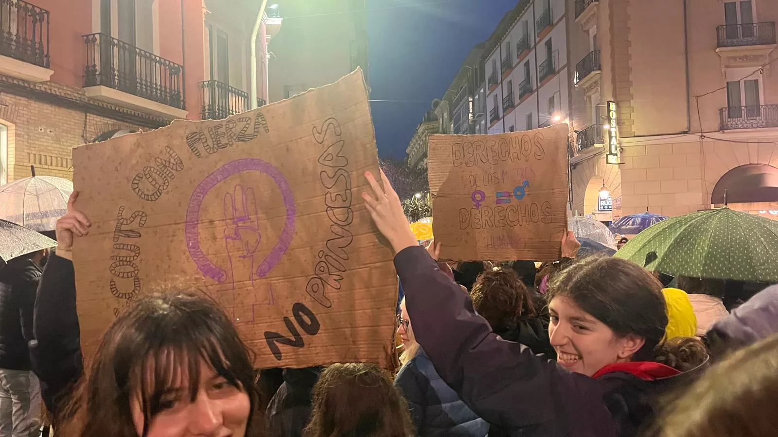 Manifestación que ha recorrido las calles de Huesca en el 8M. Foto Mercedes Manterola
