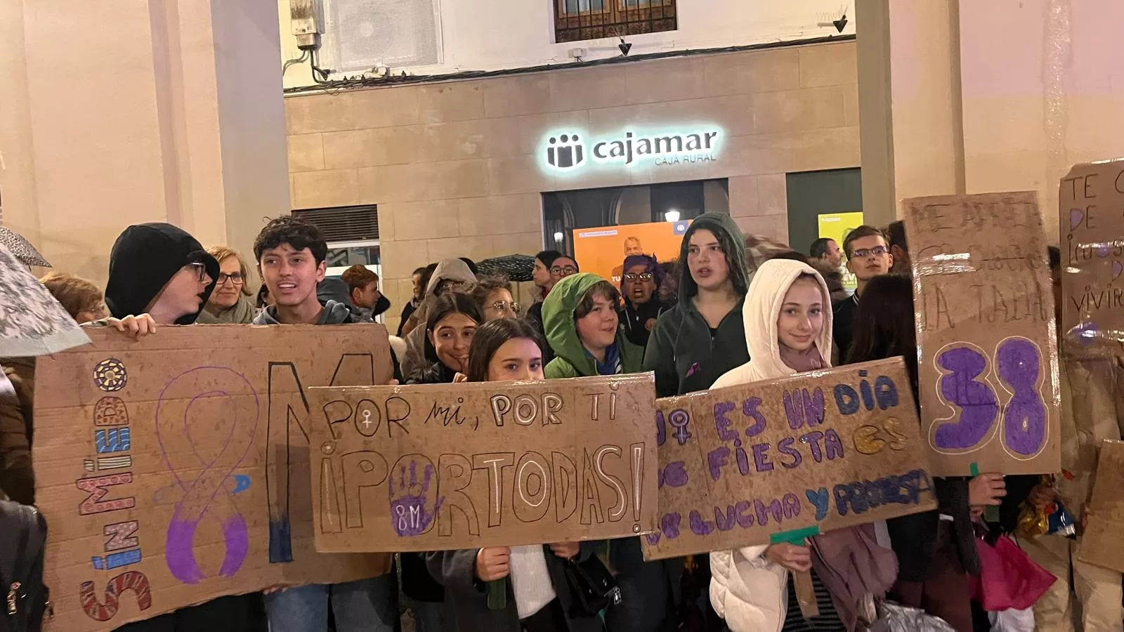 Manifestación que ha recorrido las calles de Huesca en el 8M. Foto Mercedes Manterola