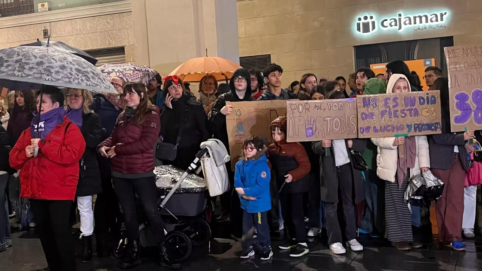 Manifestación que ha recorrido las calles de Huesca en el 8M. Foto Mercedes Manterola