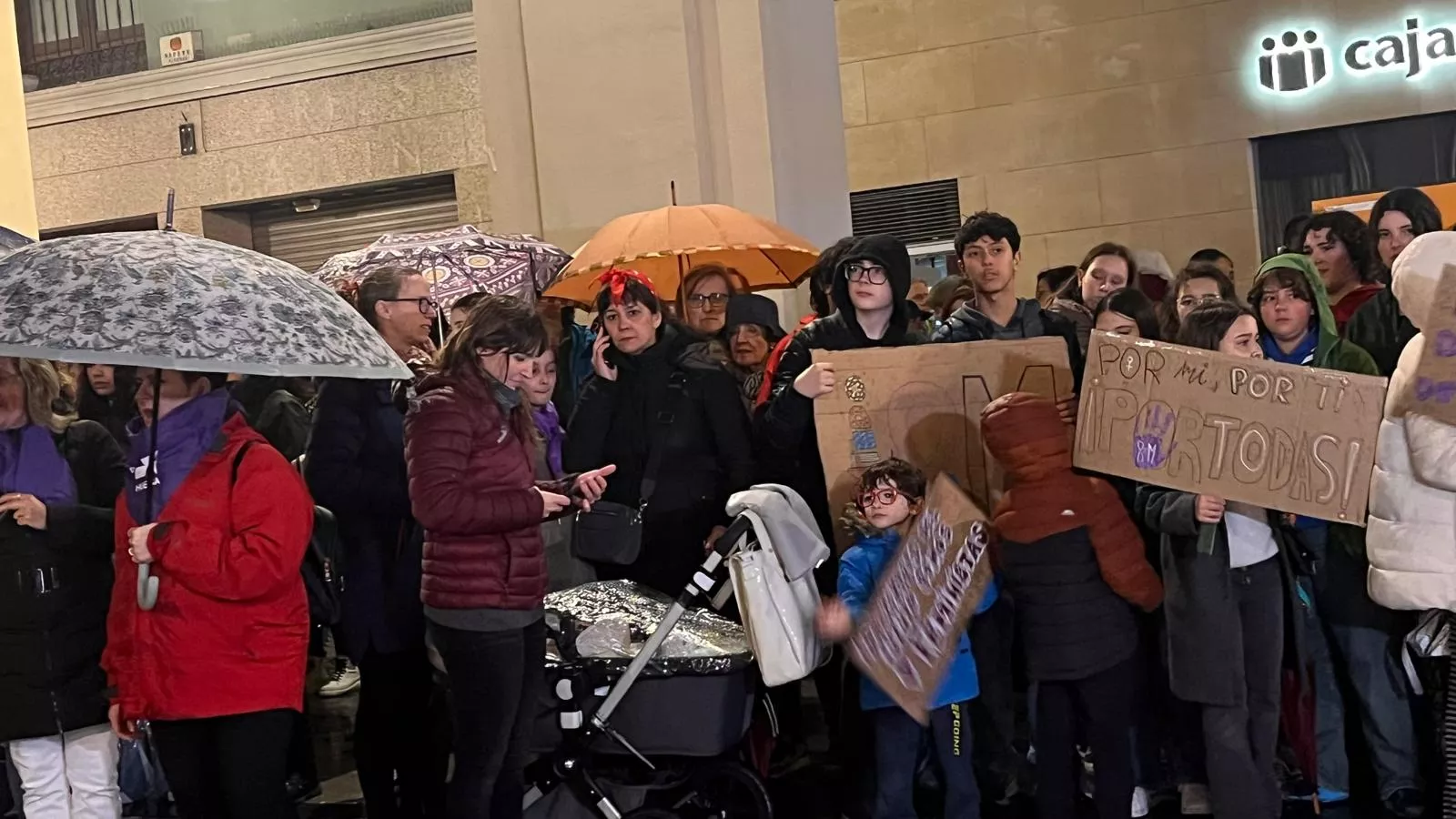 Manifestación que ha recorrido las calles de Huesca en el 8M. Foto Mercedes Manterola