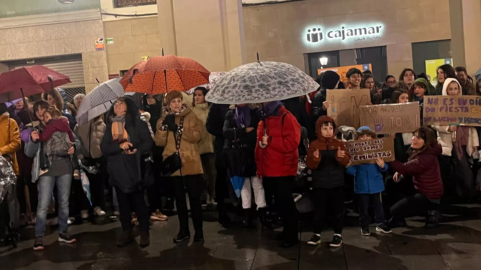 Manifestación que ha recorrido las calles de Huesca en el 8M. Foto Mercedes Manterola