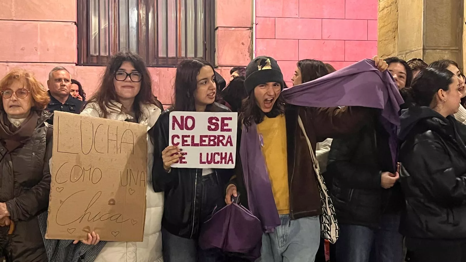 Manifestación que ha recorrido las calles de Huesca en el 8M. Foto Mercedes Manterola