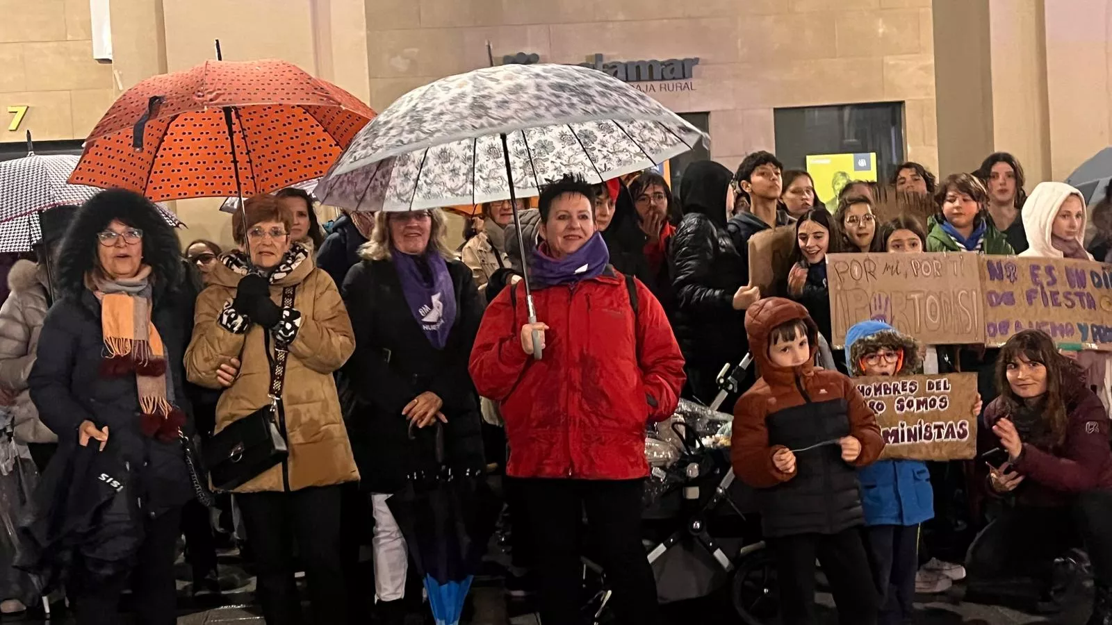 Manifestación que ha recorrido las calles de Huesca en el 8M. Foto Mercedes Manterola