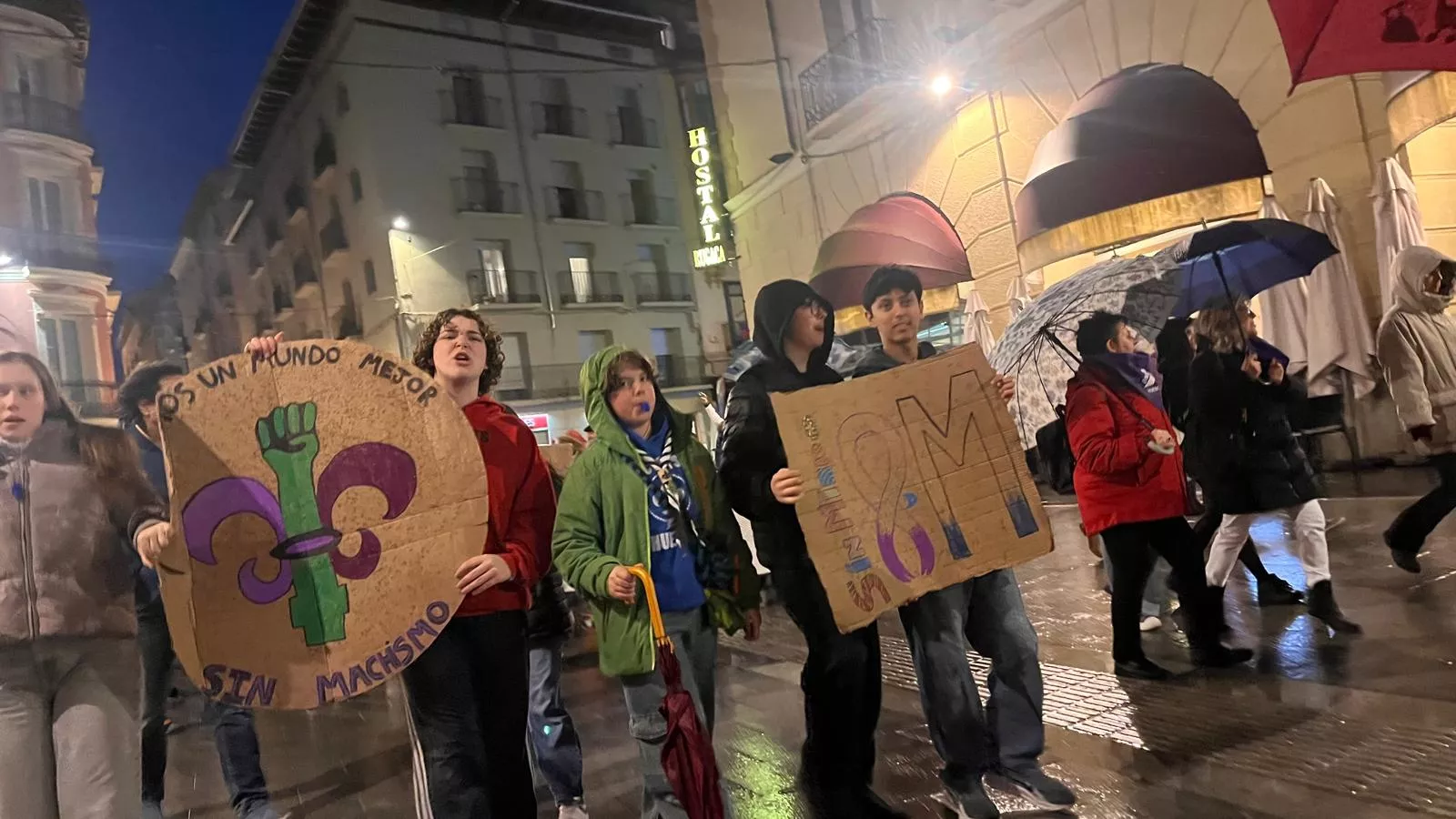 Manifestación que ha recorrido las calles de Huesca en el 8M. Foto Mercedes Manterola