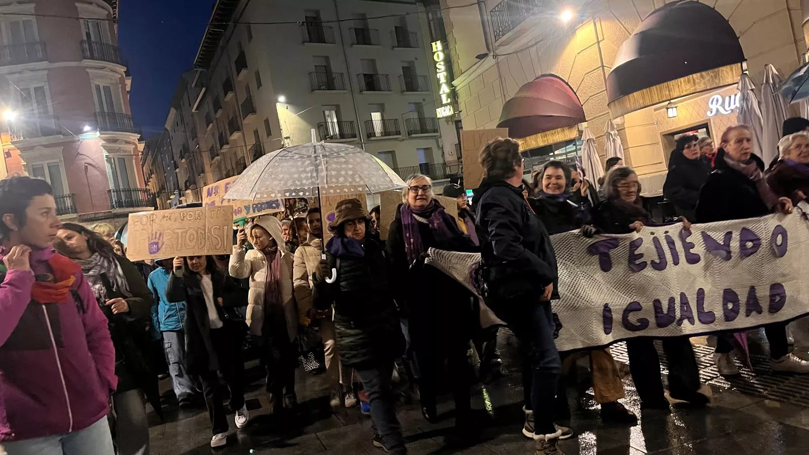 Manifestación que ha recorrido las calles de Huesca en el 8M. Foto Mercedes Manterola