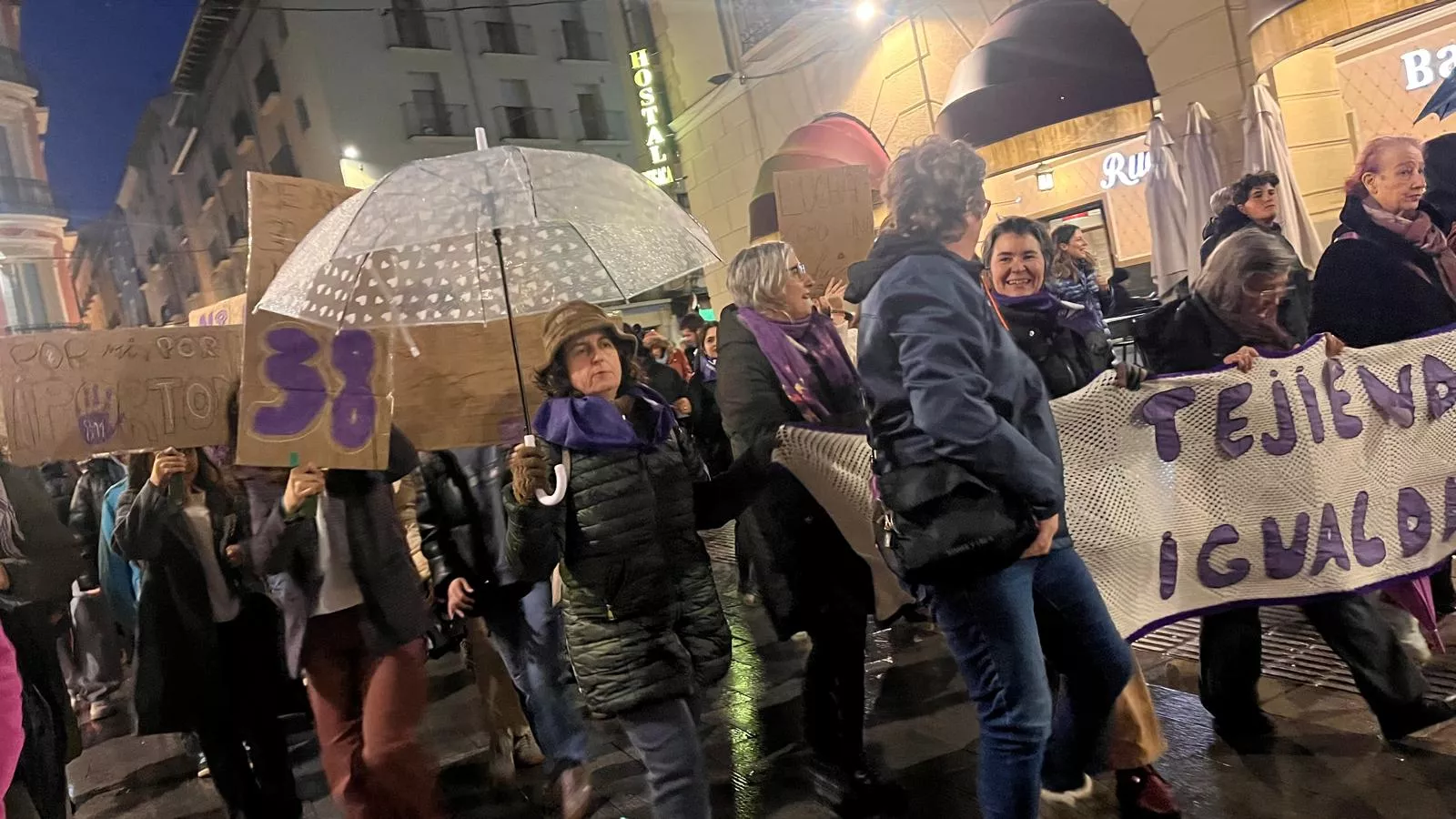 Manifestación que ha recorrido las calles de Huesca en el 8M. Foto Mercedes Manterola