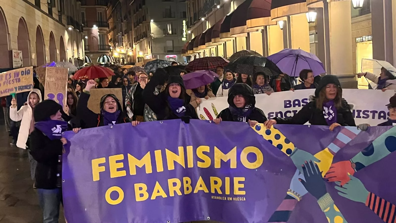Más de mil personas se manifiestan en Huesca este 8M bajo el lema "Feminismo o barbarie". Más de mil personas se manifiestan en Huesca este 8M bajo el lema "Feminismo o barbarie".