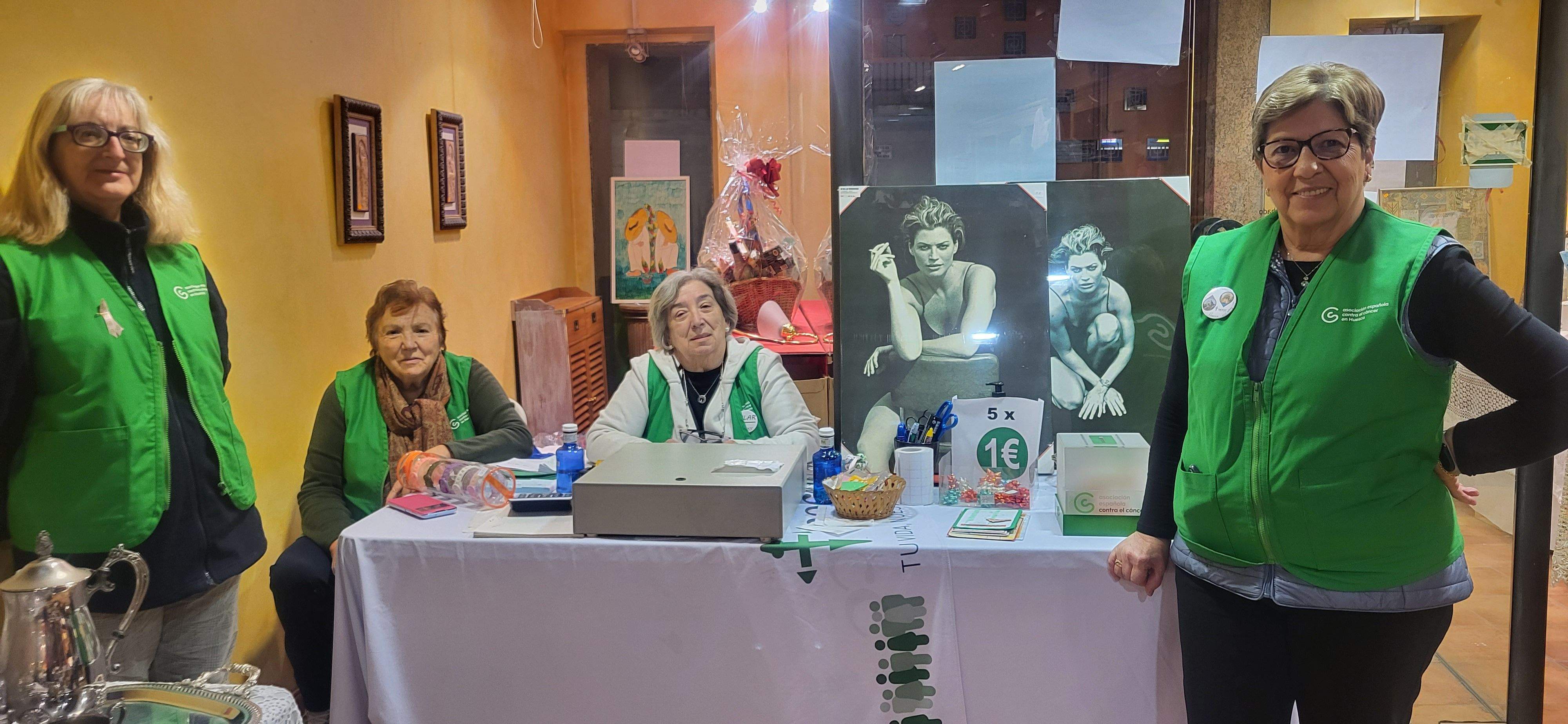 Mercadillo de Navidad de la Asociación Contra el Cáncer de Huesca. Foto Myriam Martínez Mercadillo de Navidad de la Asociación Contra el Cáncer de Huesca. Foto Myriam Martínez