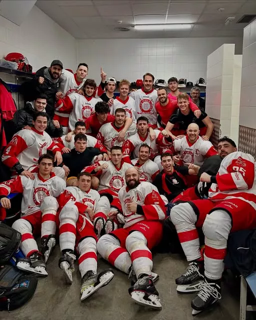 Alegría en el vestuario del Club Hielo Jaca tras meterse en la final