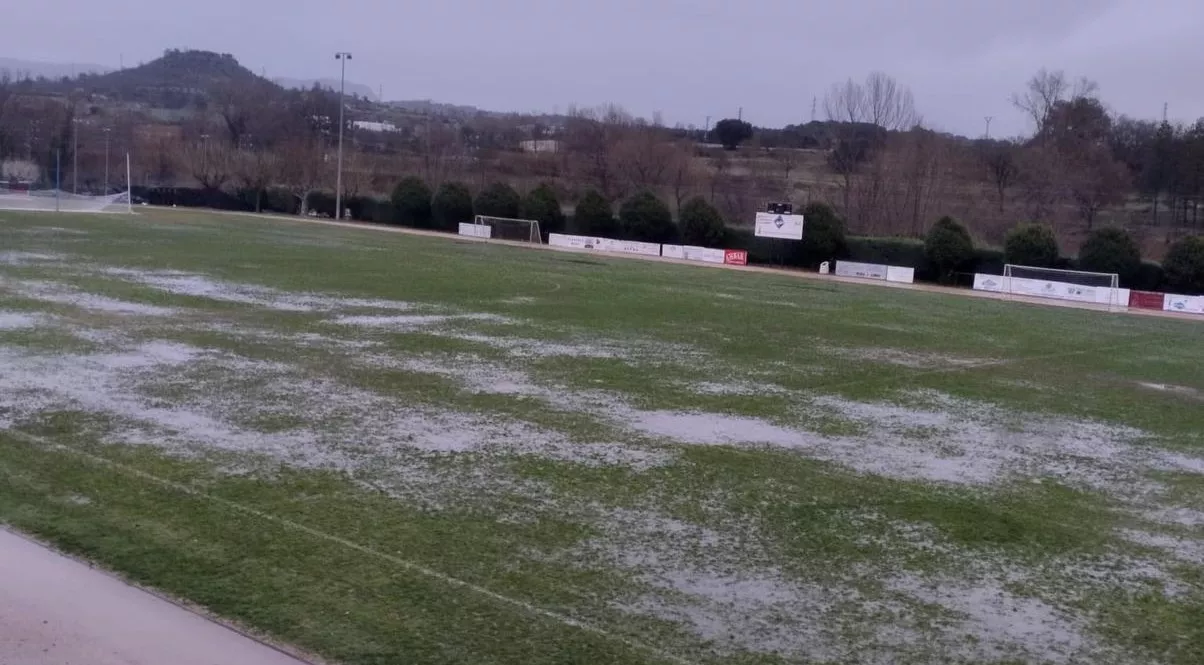 El campo Municipal de Graus, encharcado por las lluvias. 