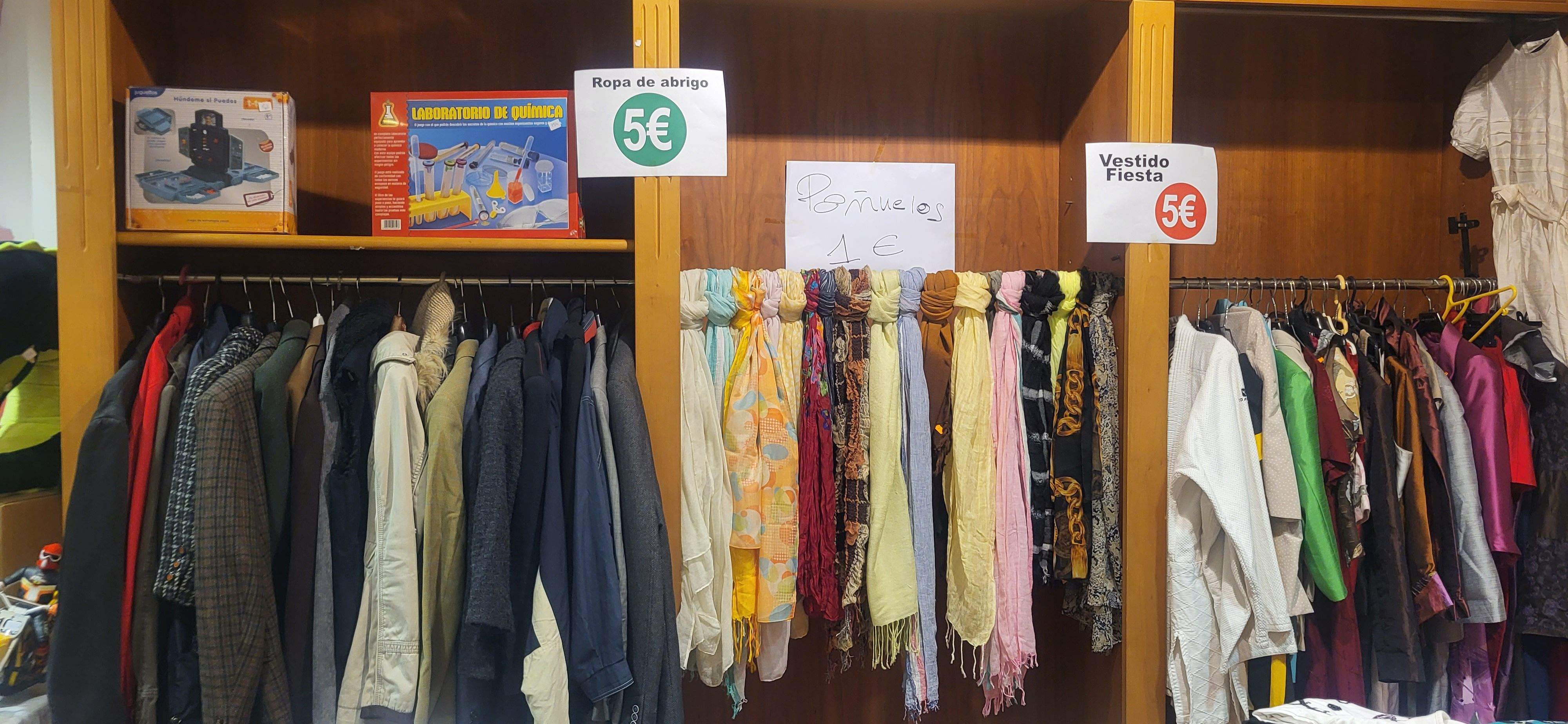 Mercadillo de Navidad de la Asociación Contra el Cáncer de Huesca. Foto Myriam Martínez 