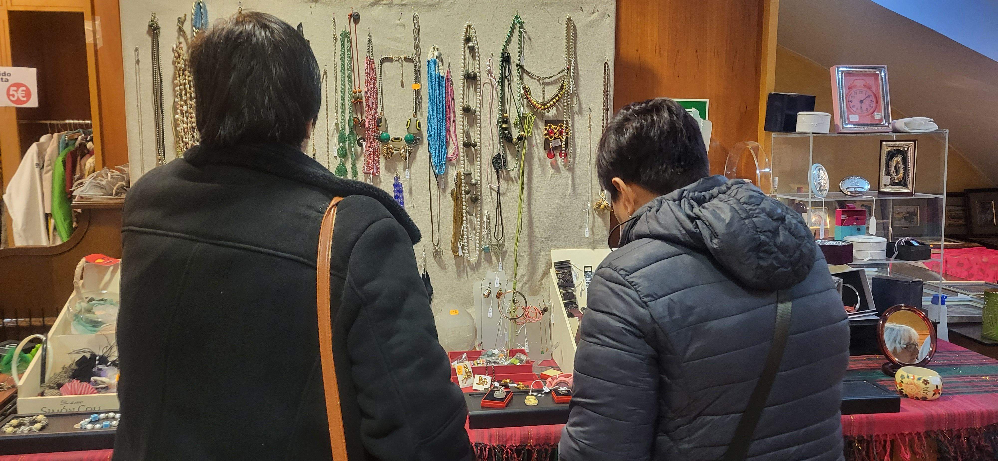 Mercadillo de Navidad de la Asociación Contra el Cáncer de Huesca. Foto Myriam Martínez 