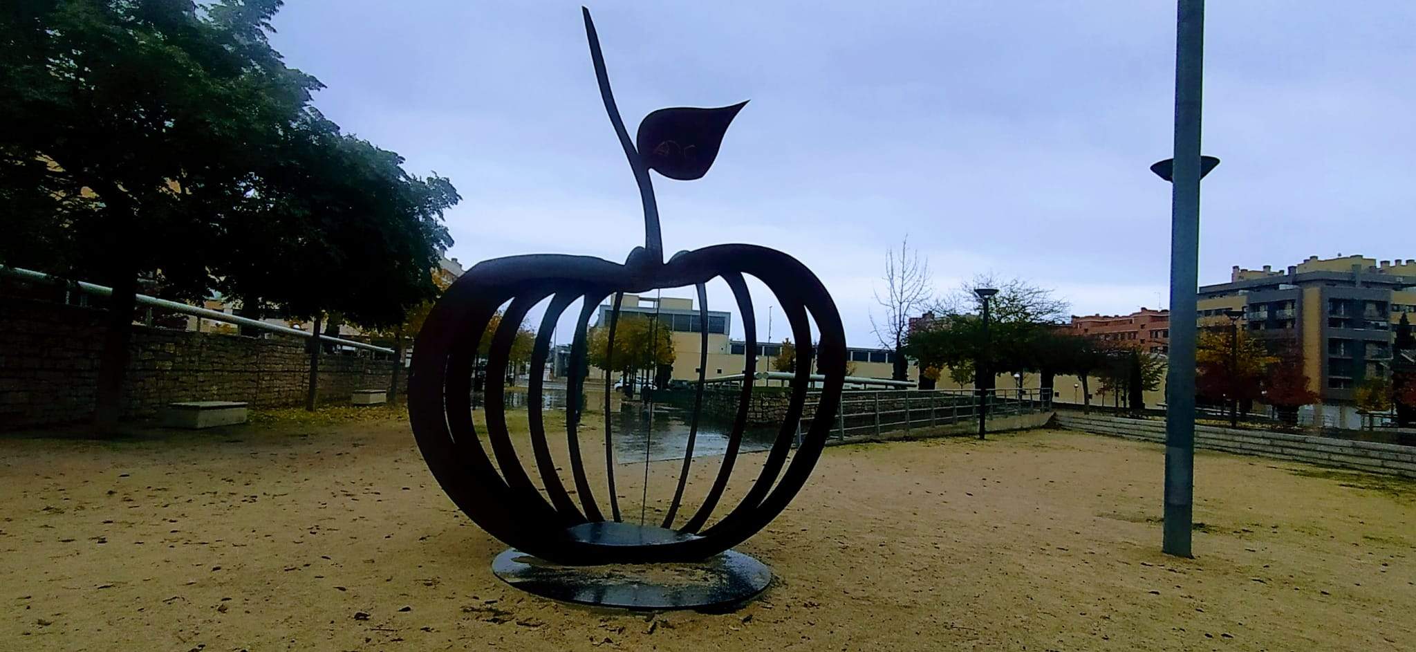 Parque de la Manzana de Huesca, en el barrio de los Olivos. Foto Joaquín Santafé 