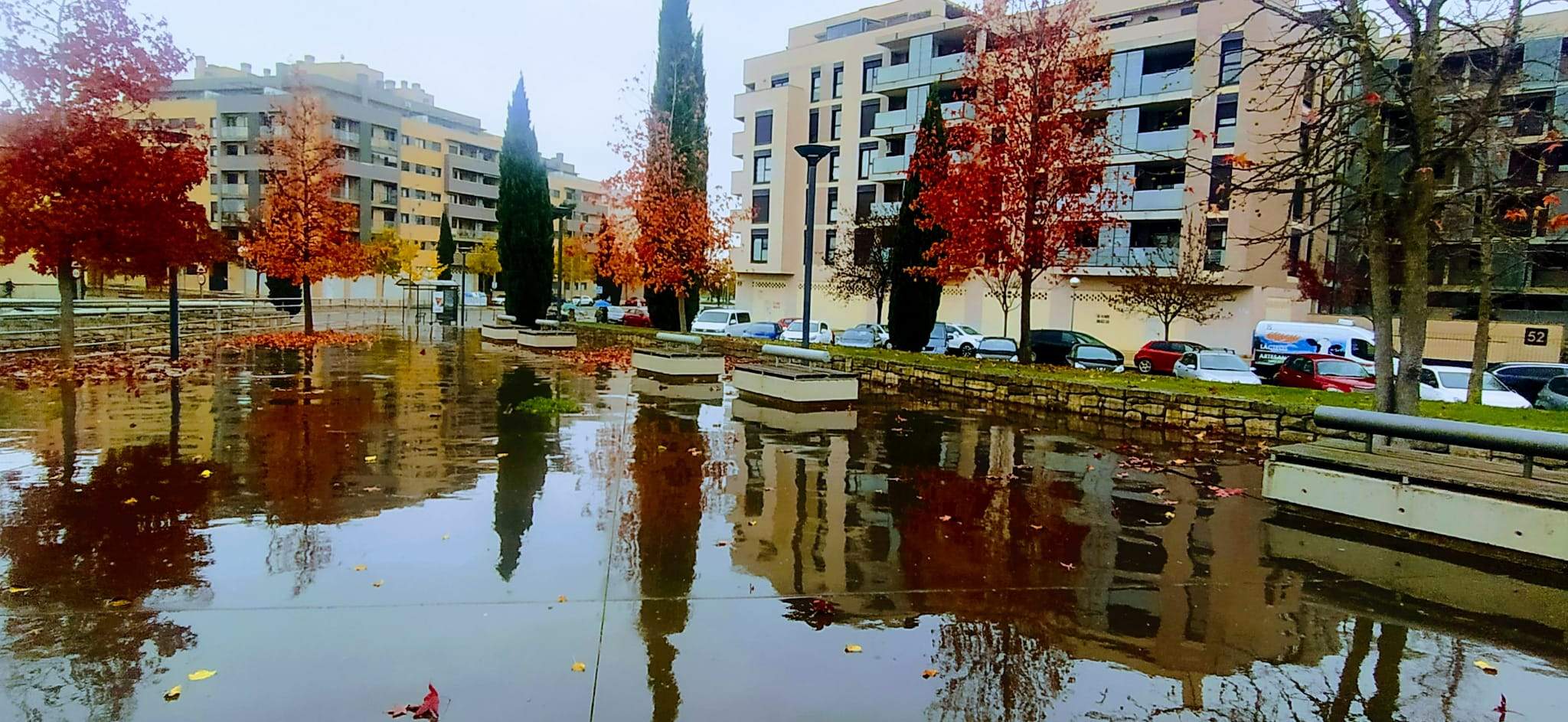 También los edificios de los alrededores parecen recrearse en su reflejo. Foto Joaquín Santafé 