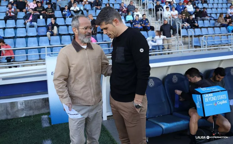 Hidalgo conversa con Cervera antes del partido. Hidalgo: "Estamos jodidos por la derrota y, sobre todo, por las sensaciones". Foto: LaLiga