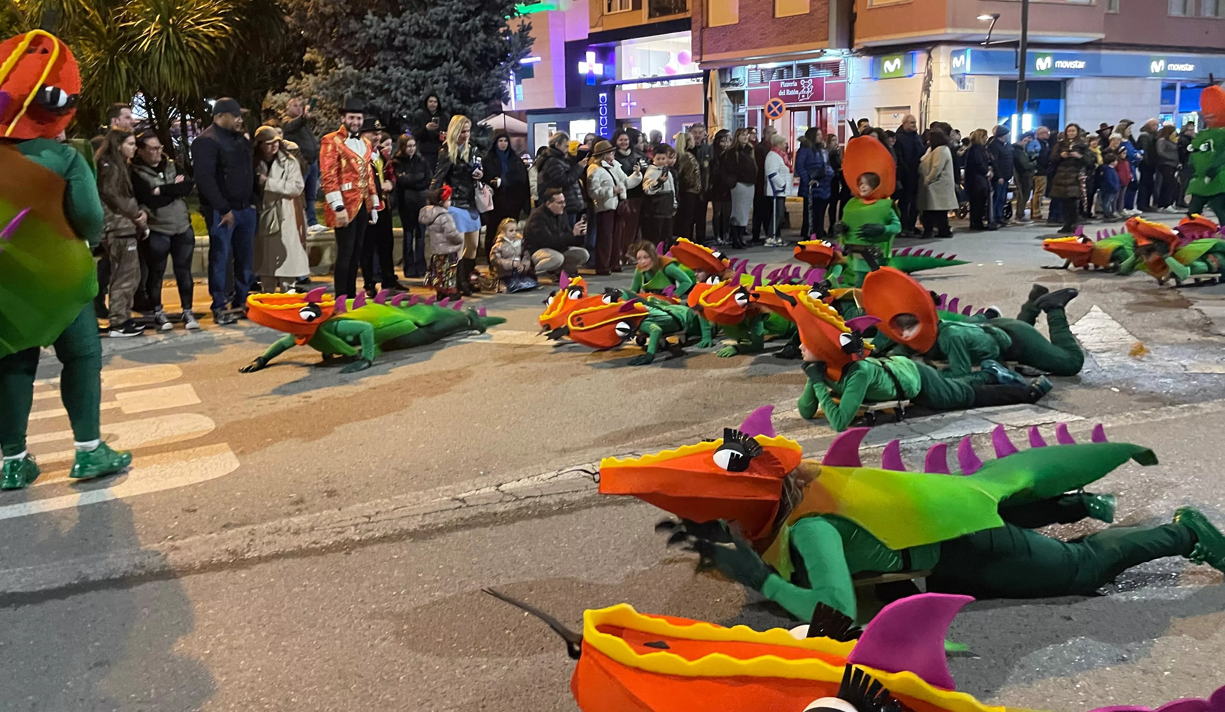 Participantes en el desfile de carnaval en Monzón.