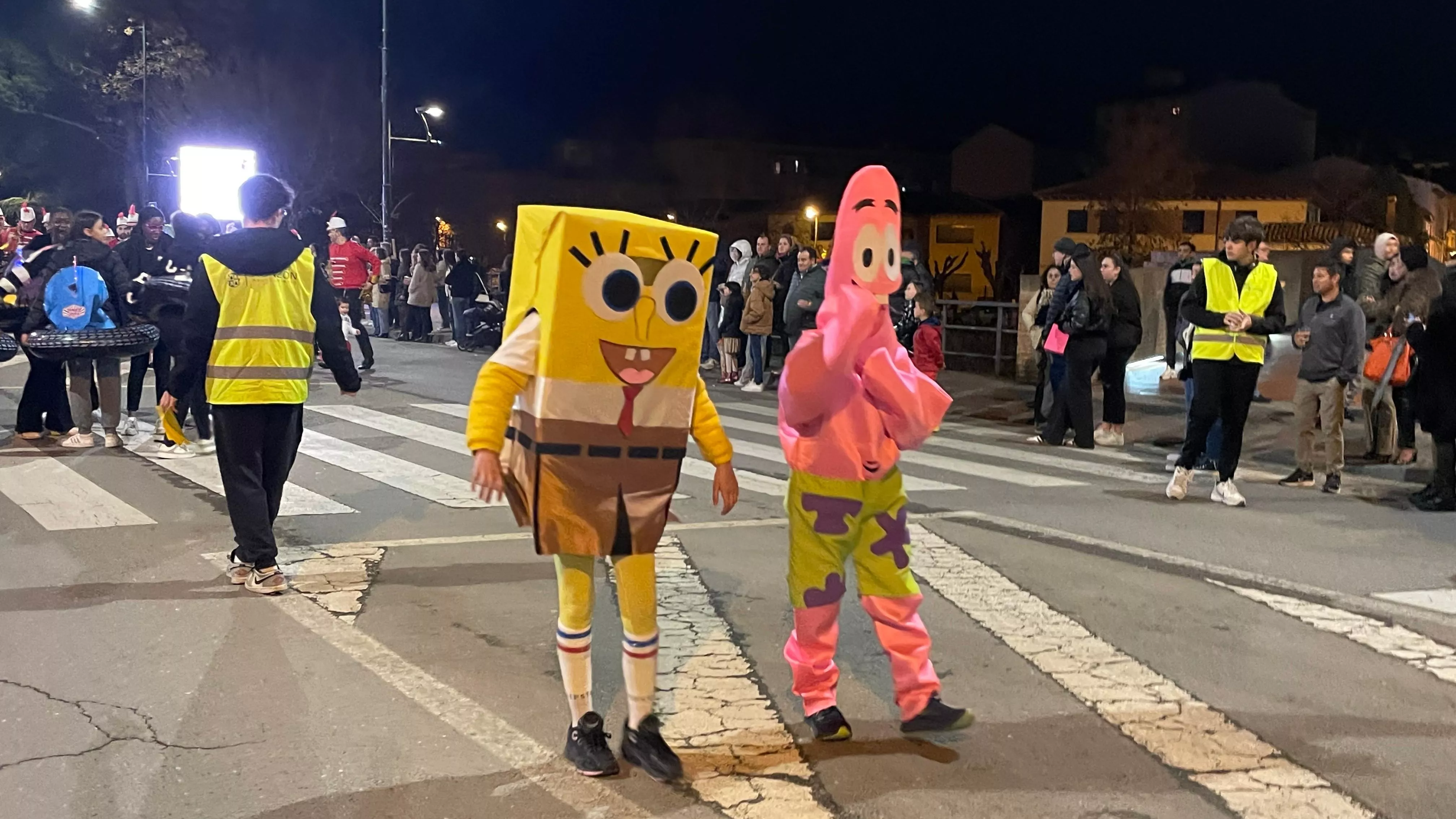 Participantes en el desfile de carnaval en Monzón.