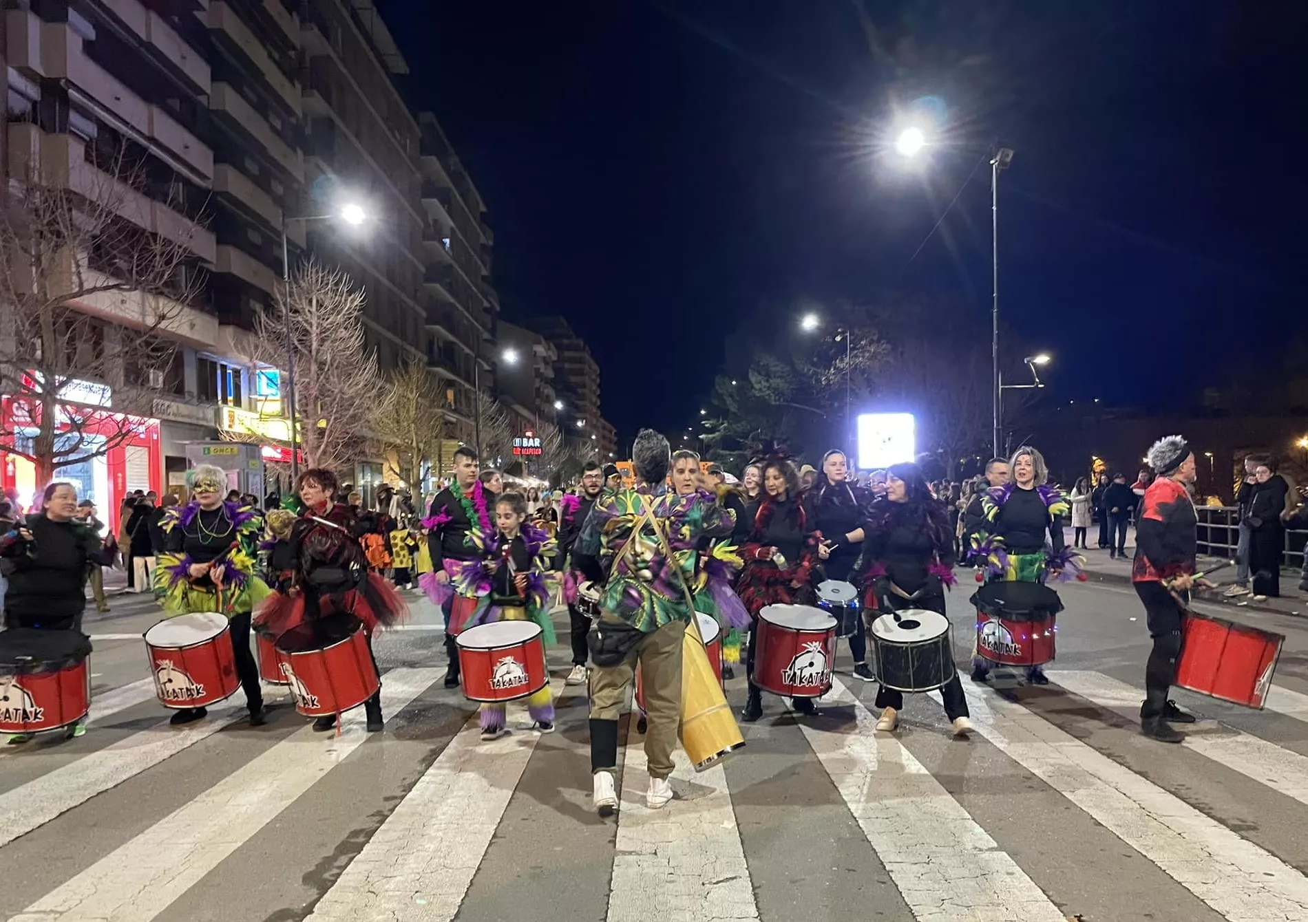Participantes en el desfile de carnaval en Monzón.