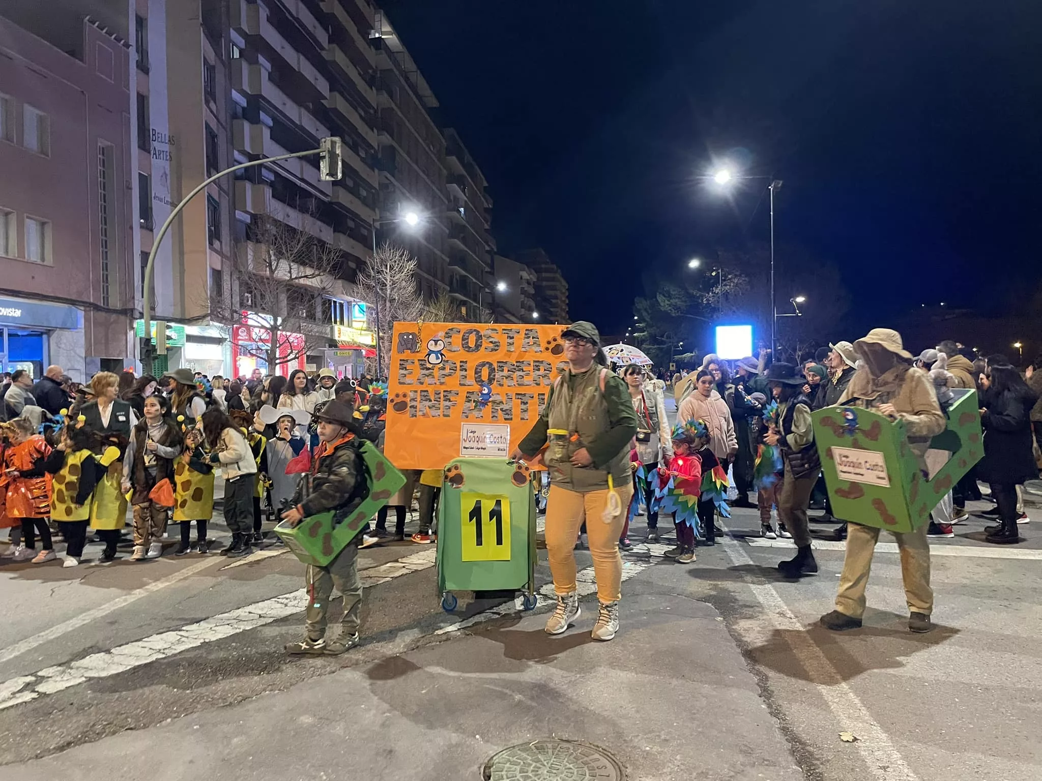 Participantes en el desfile de carnaval en Monzón.