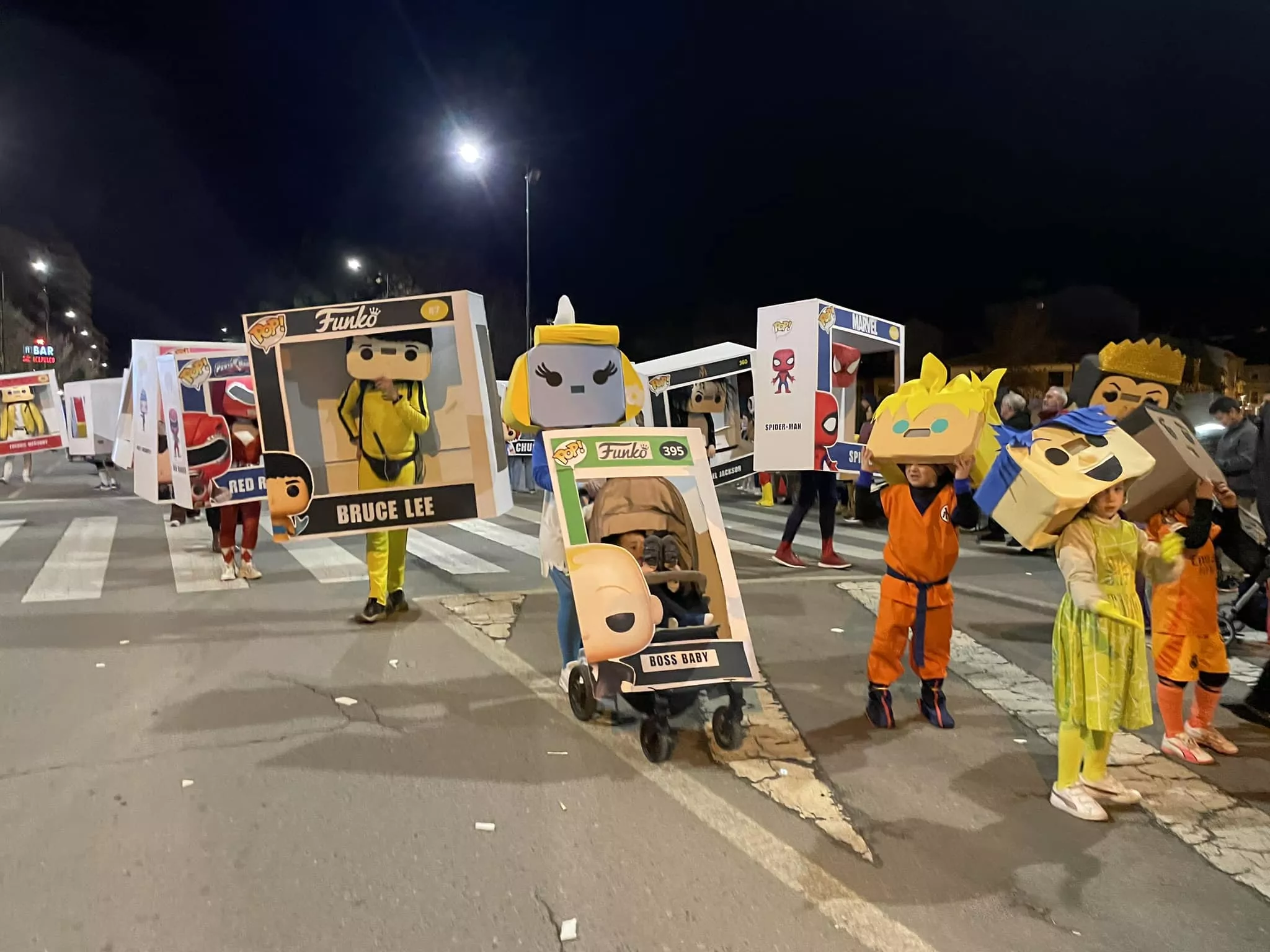 Participantes en el desfile de carnaval en Monzón.