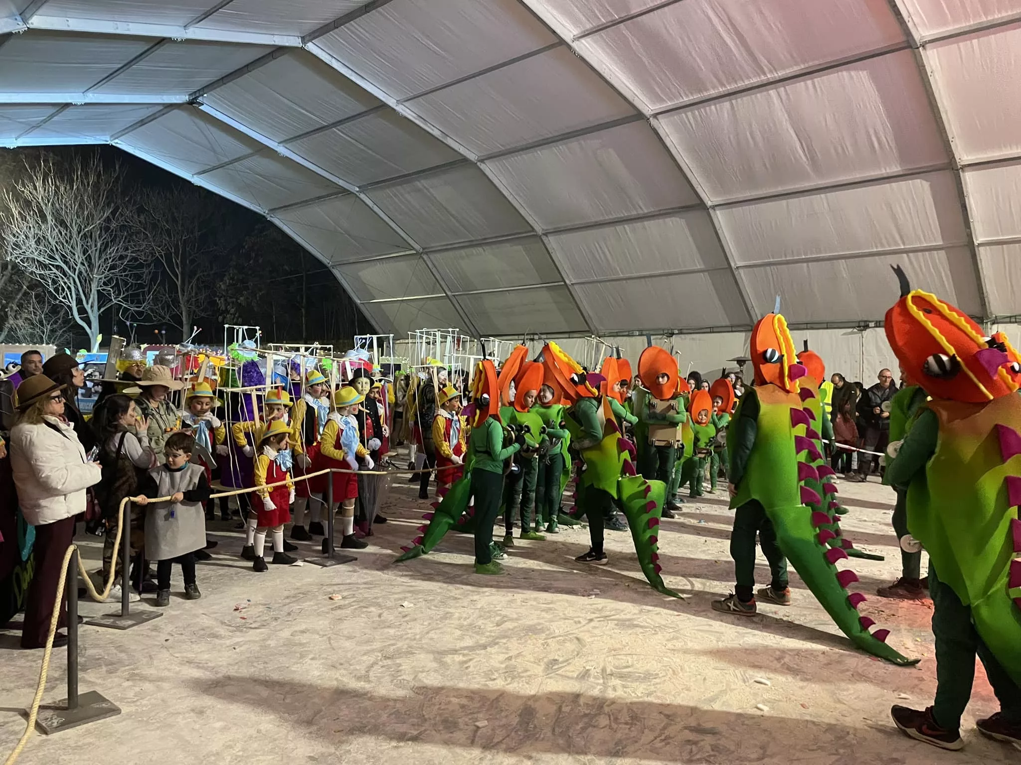 Participantes en el desfile de carnaval en Monzón.