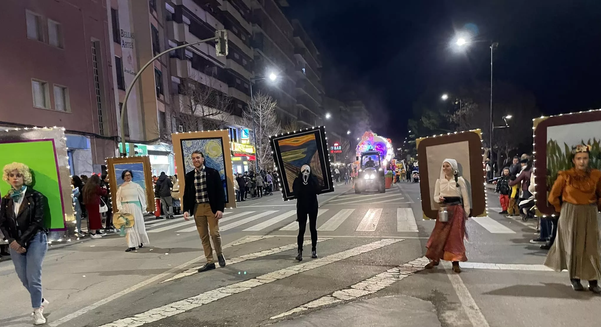 Participantes en el desfile de carnaval en Monzón.