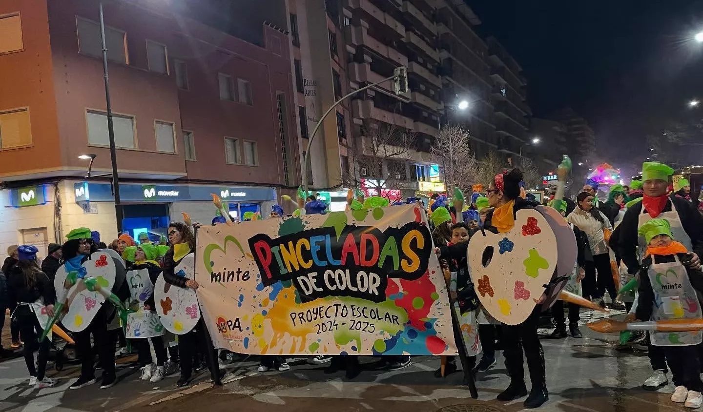 Participantes en el desfile de carnaval en Monzón.
