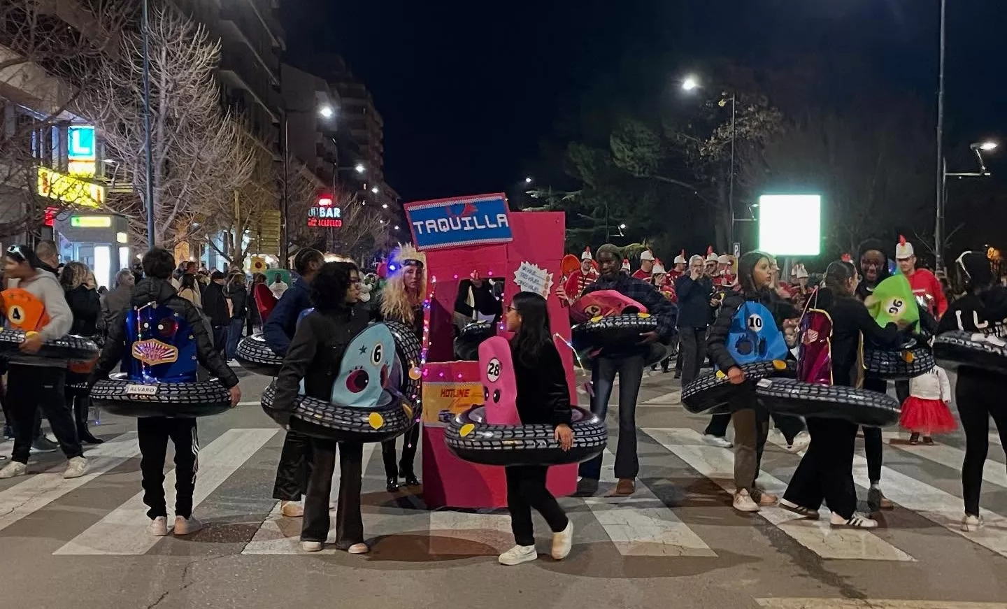 Participantes en el desfile de carnaval en Monzón.