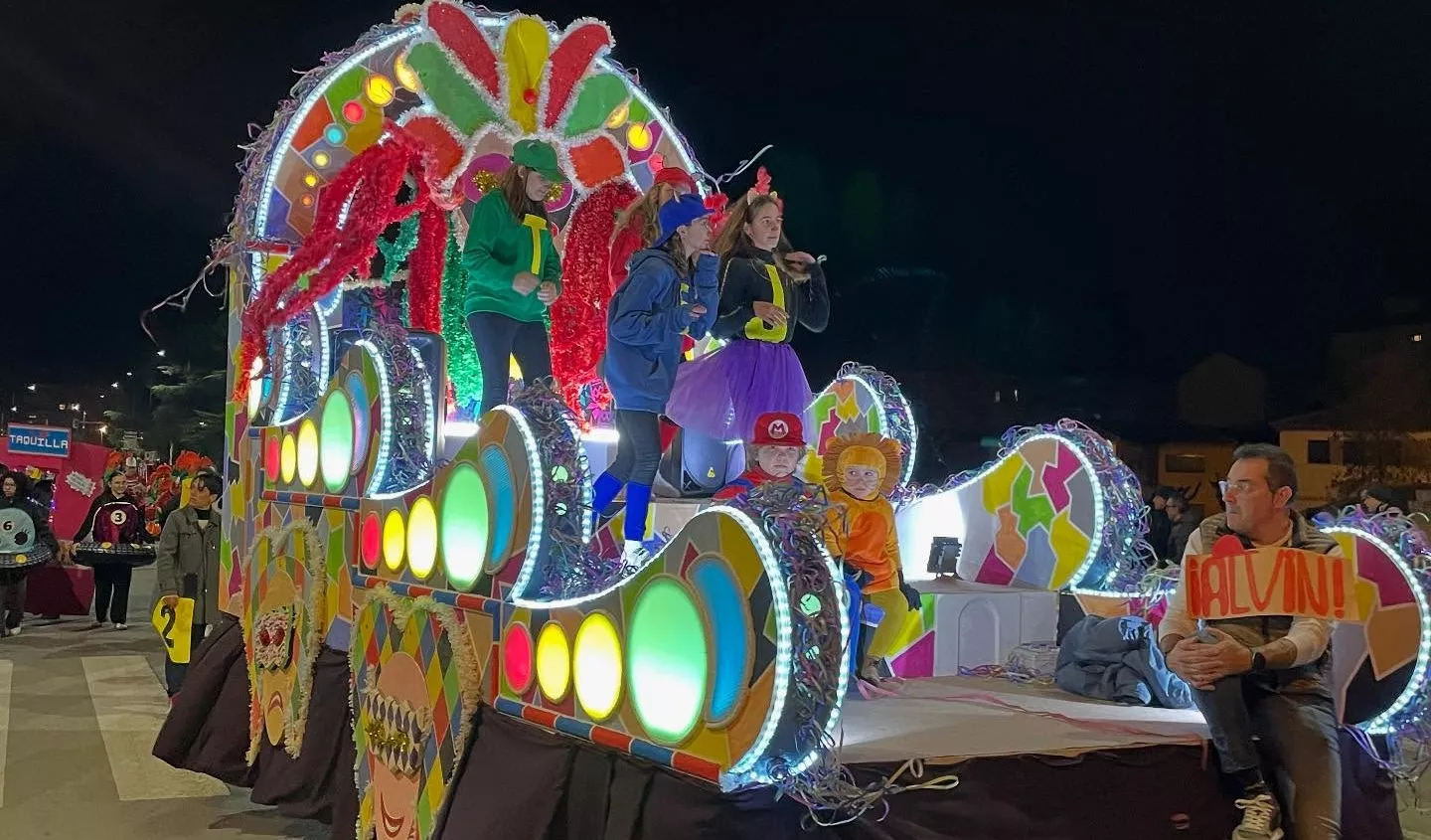 Participantes en el desfile de carnaval en Monzón.