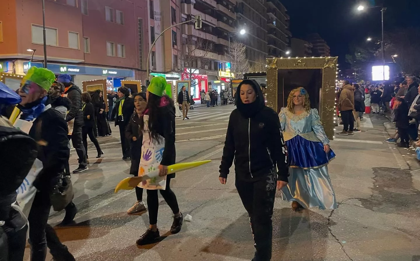 Participantes en el desfile de carnaval en Monzón.