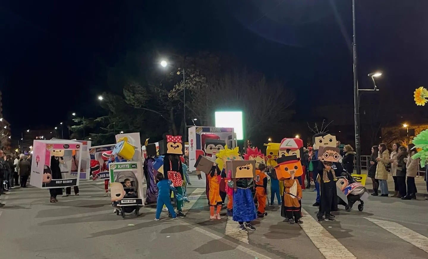 Participantes en el desfile de carnaval en Monzón.