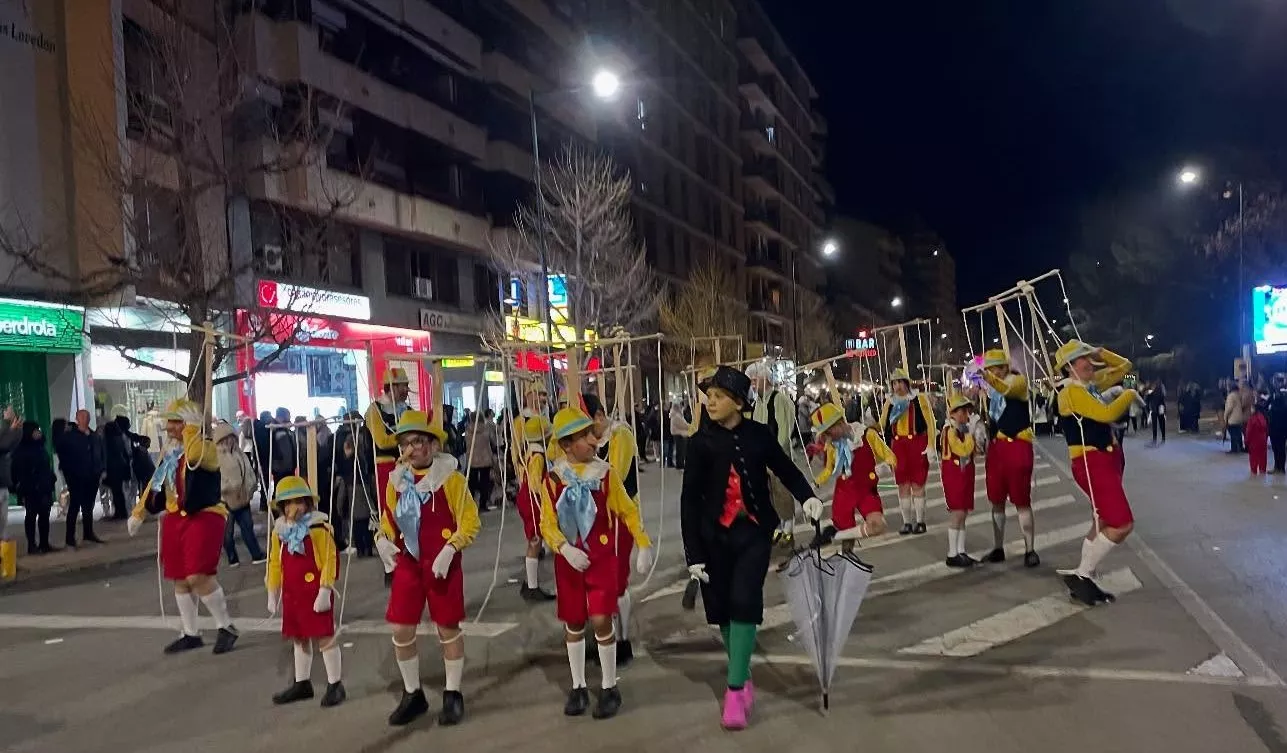 Participantes en el desfile de carnaval en Monzón.