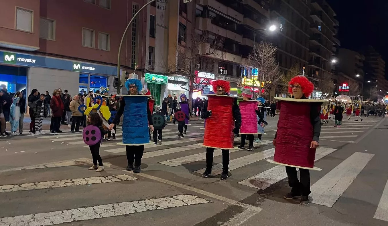 Participantes en el desfile de carnaval en Monzón.