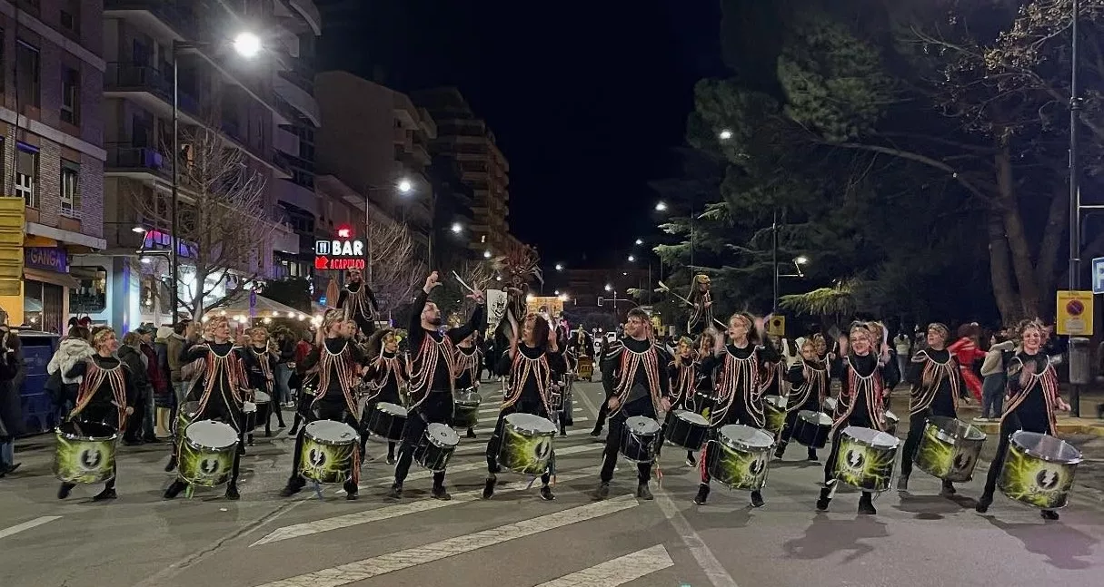 Participantes en el desfile de carnaval en Monzón.