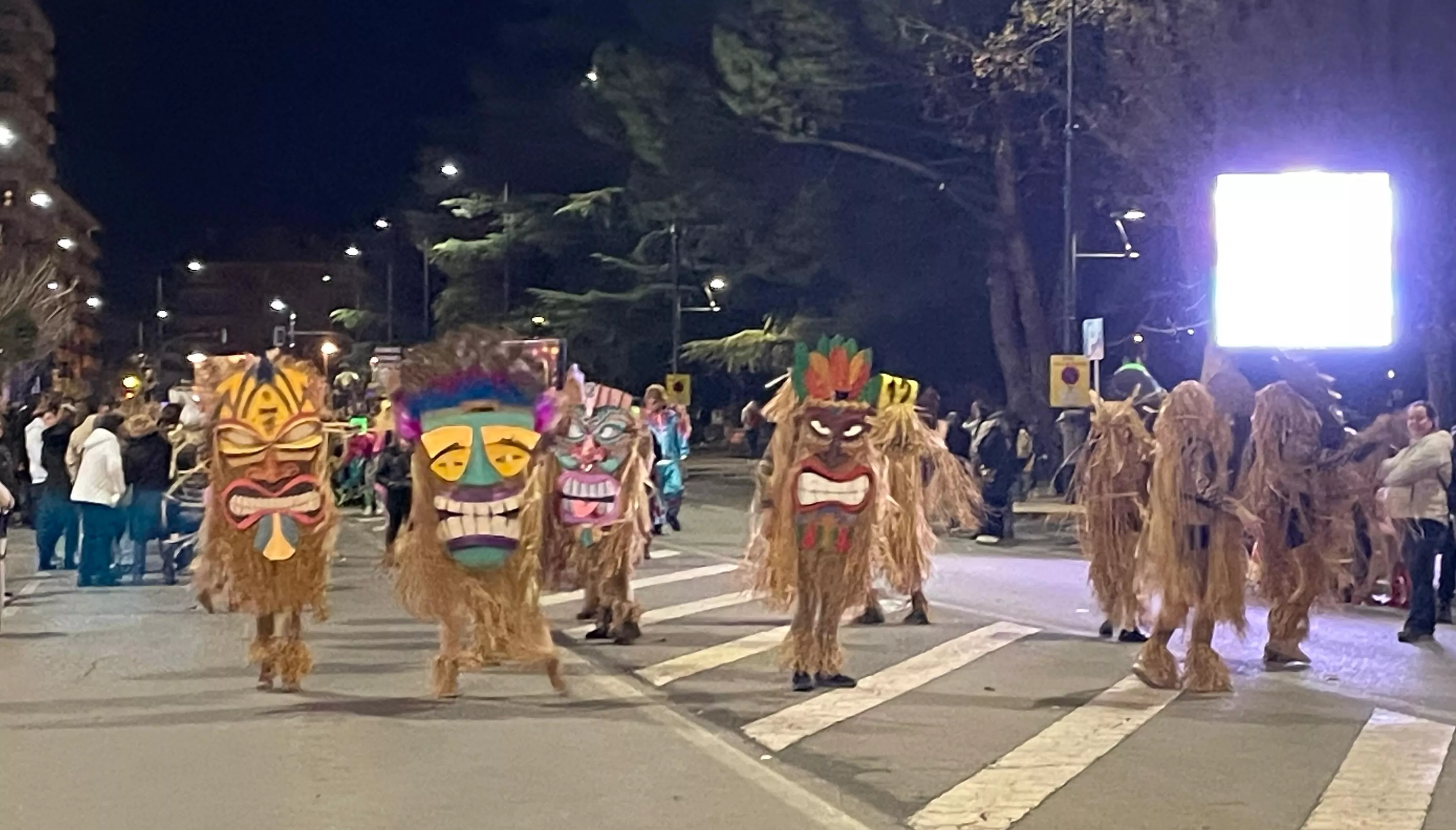Participantes en el desfile de carnaval en Monzón.