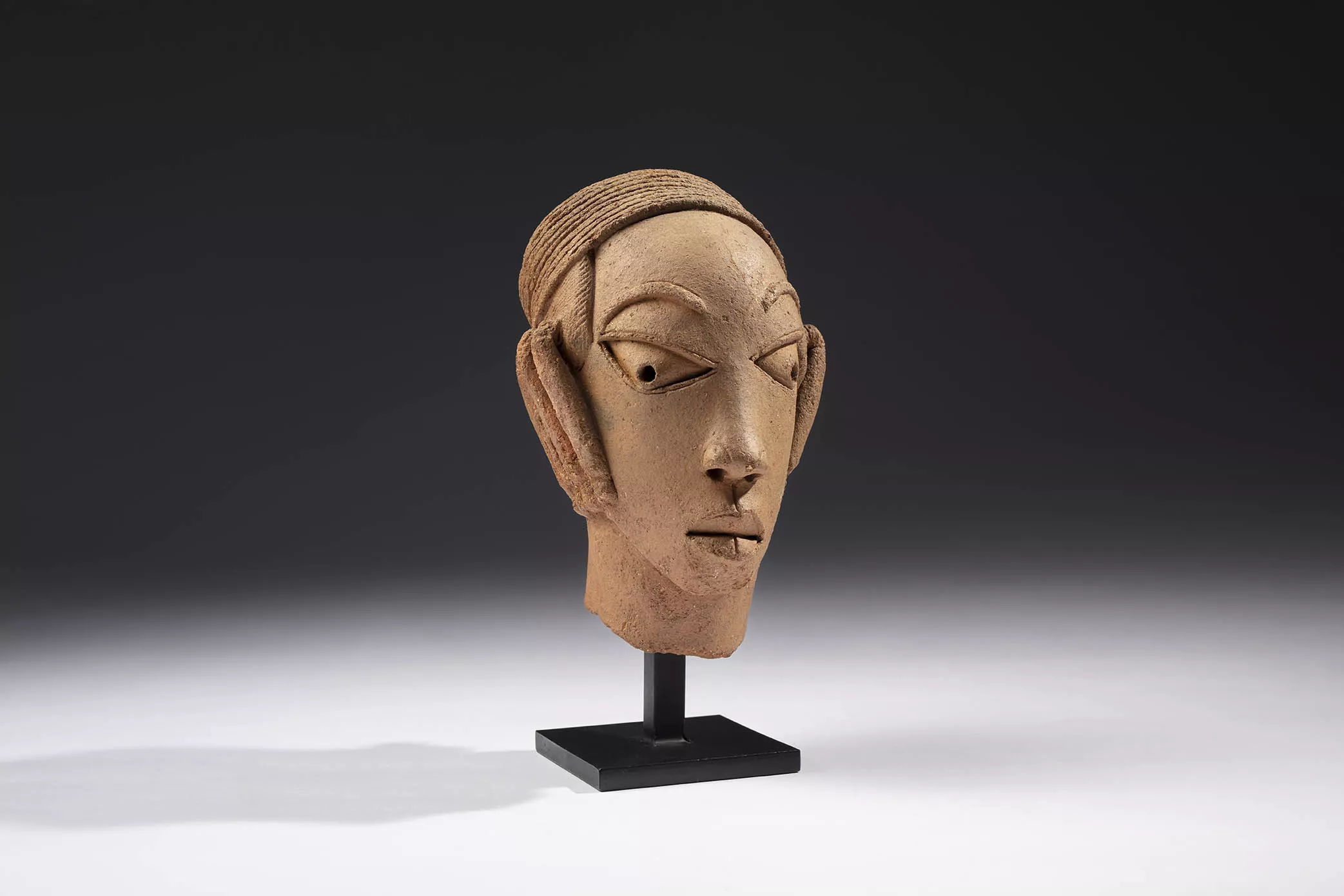 Cabeza de un personaje. Cultura de Nok. Nigeria. Siglos I - V. Terracota, 23 x 16 x 16 cm.