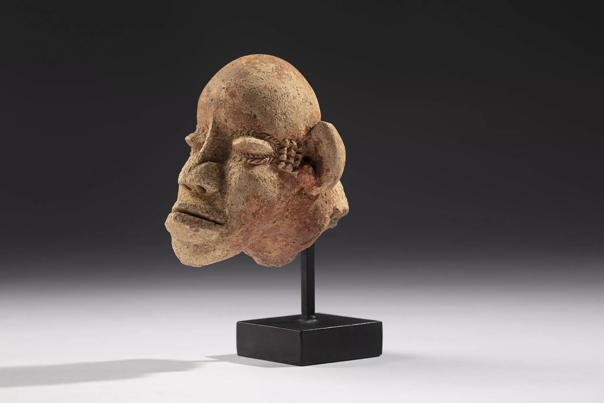 Cabeza de un personaje. Cultura de Djenné. Mali. Siglos XII - XVI. Terracota, 12 x 8,5 x 11 cm.