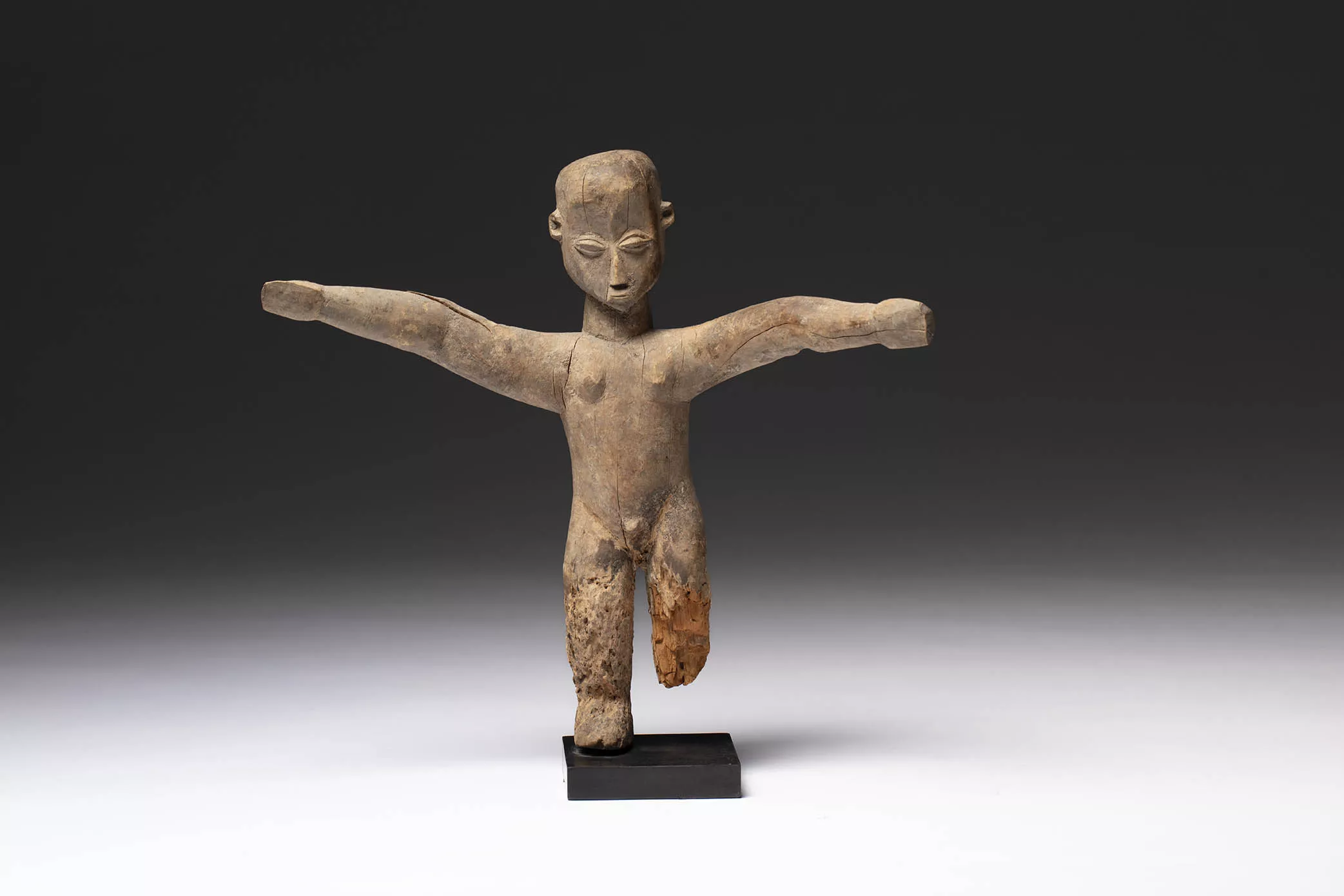 Escultura ritual con gesto propiciatorio. Cultura lobi. Burkina Faso. Finales del siglo XIX - principios del siglo XX. Madera, 42 x 45 x 21 cm.