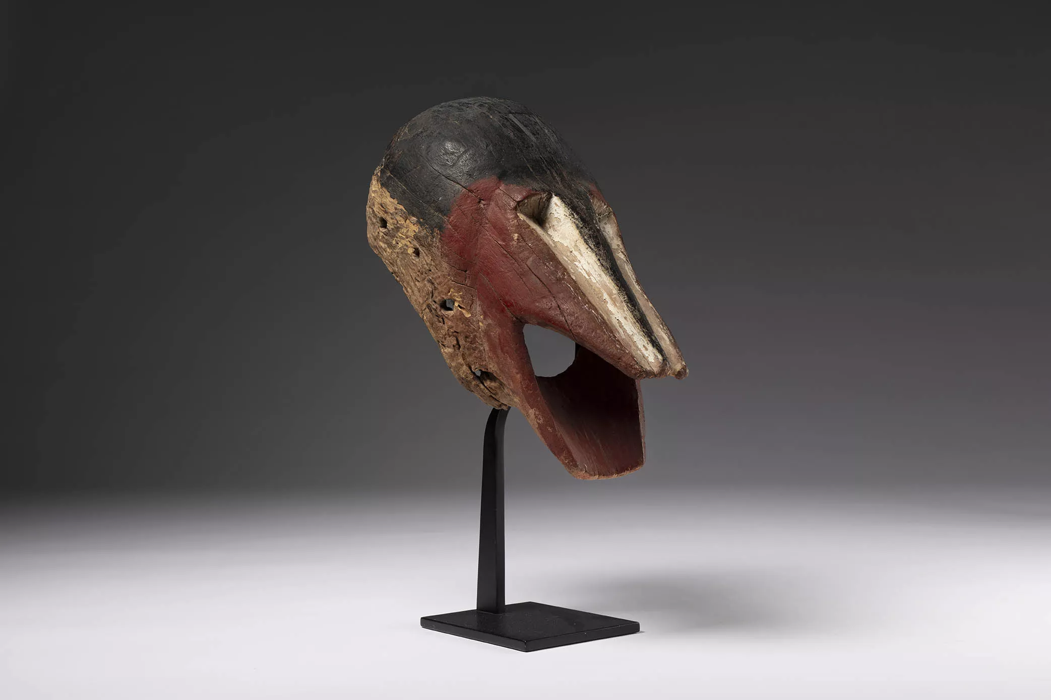 Máscara cimera. Cultura mumuye. Nigeria. Segunda mitad del siglo XIX – principios del siglo XX. Madera y pigmentos, 34 x 20 x 30 cm.