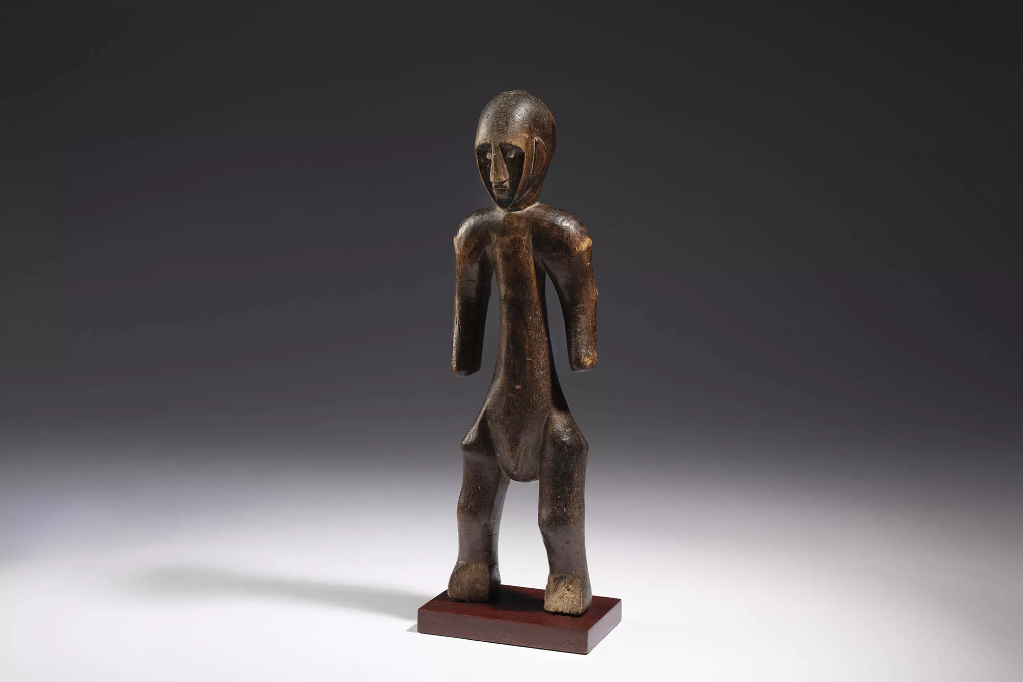 Representación de personaje masculino. Cultura bambara. Mali. Siglos XIX - XX. Madera con muy fuerte pátina de uso,  40 x 11,5 x 8 cm