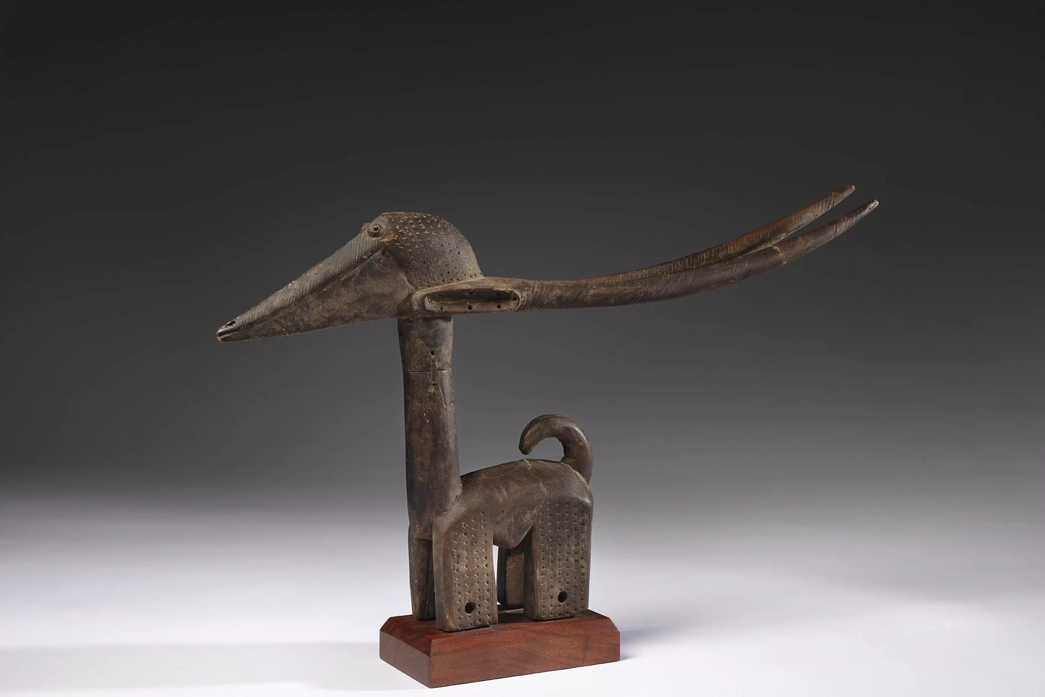 Cimera para la danza tywara. Cultura bambara. Mali. Finales del siglo XIX - principios del siglo XX. Madera con pátina de uso, 42 x 67 x 7 cm.