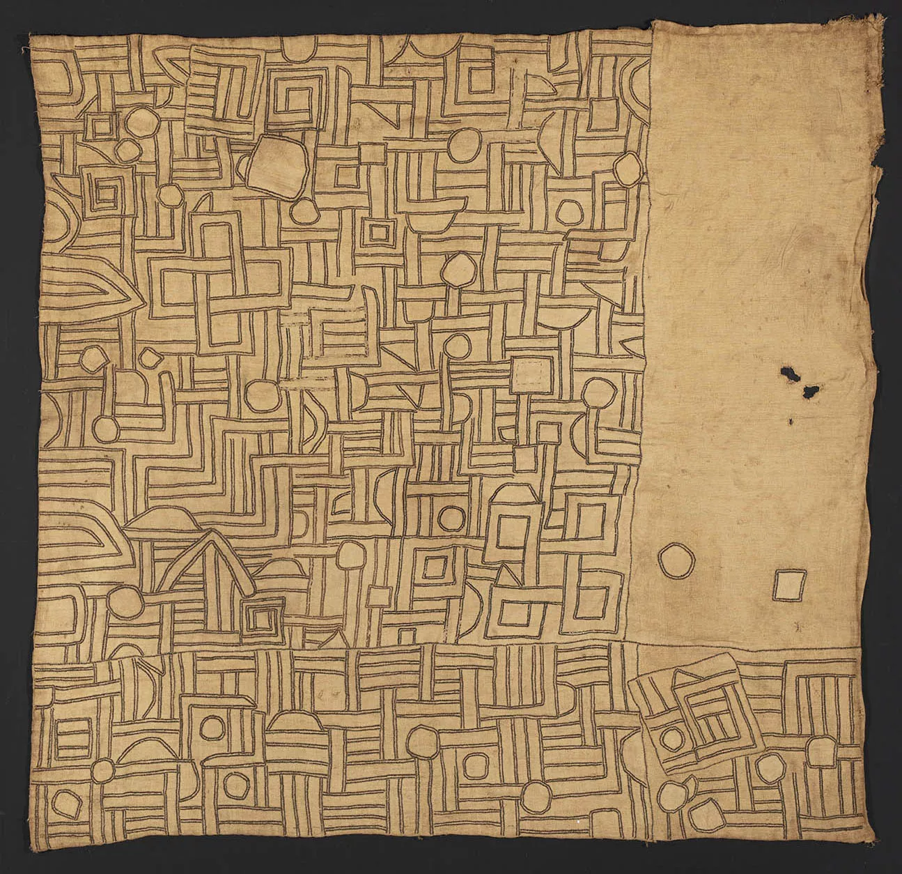 Fragmento de una falda ceremonial (Ntshak). Cultura kuba.República Democrática del Congo. Segunda mitad del siglo XIX – principios del siglo XX. Tejido de rafia de palma y pigmentos, 96 x 100 cm.